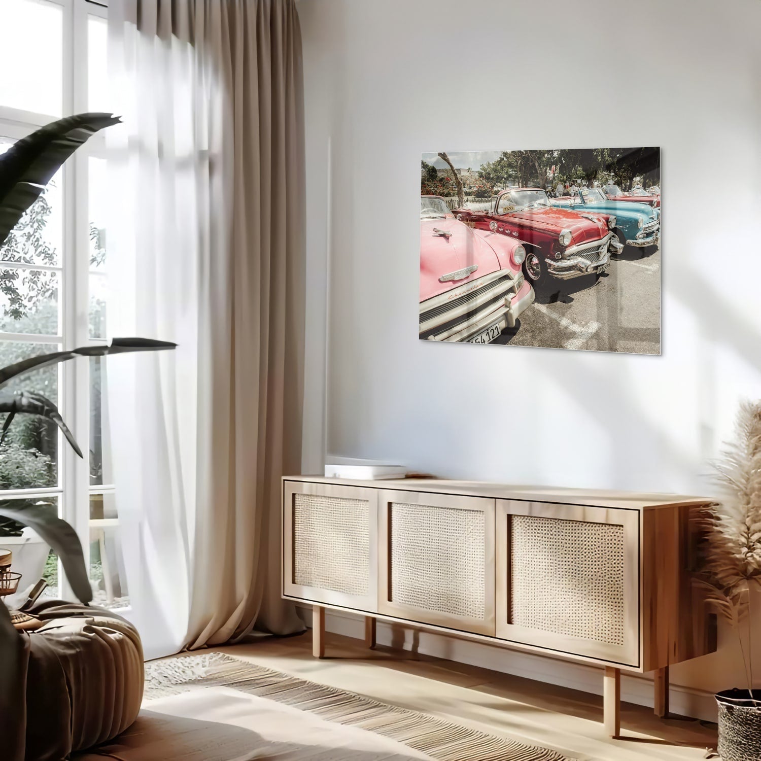 Retro-Glasbild mit farbenfrohen Autos