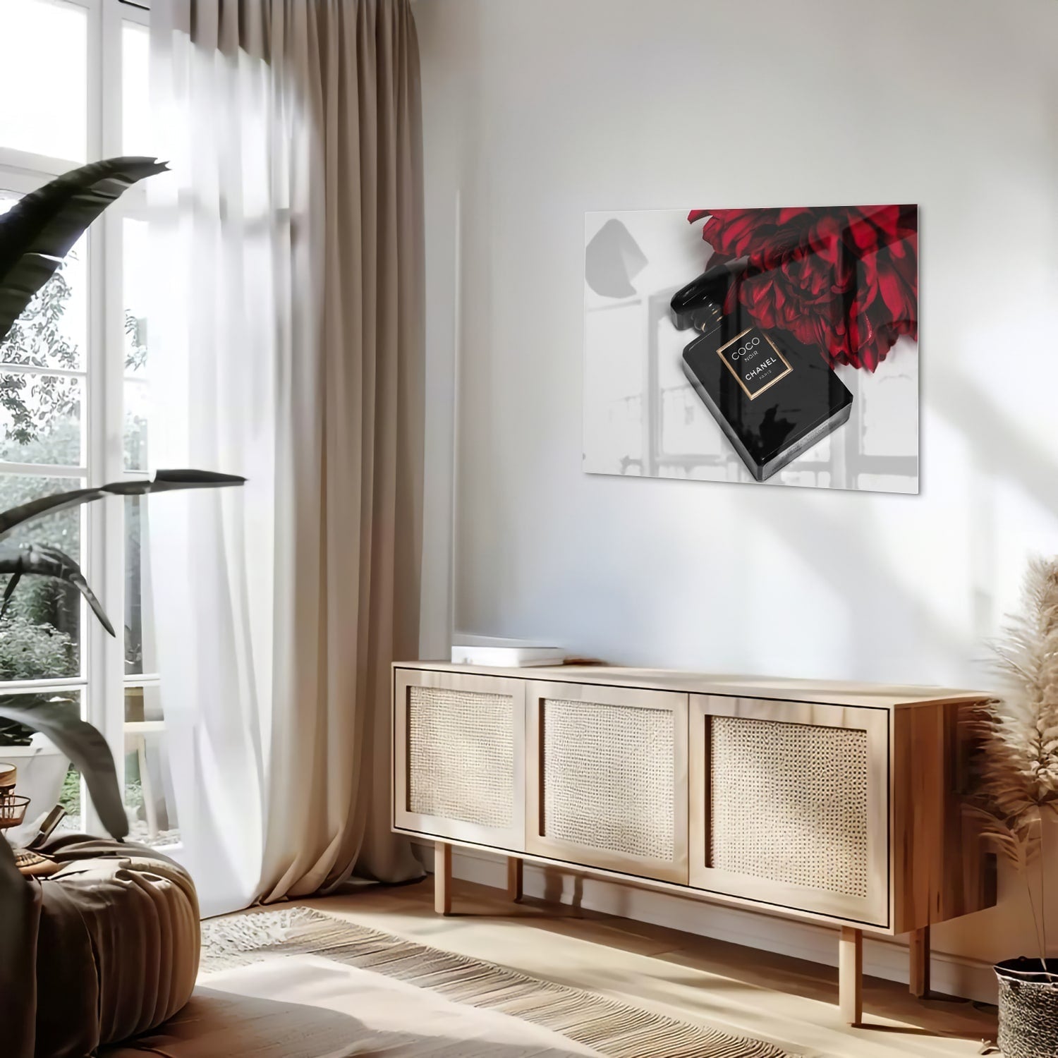 Elegantes Glasbild mit Parfüm und roten Blumen