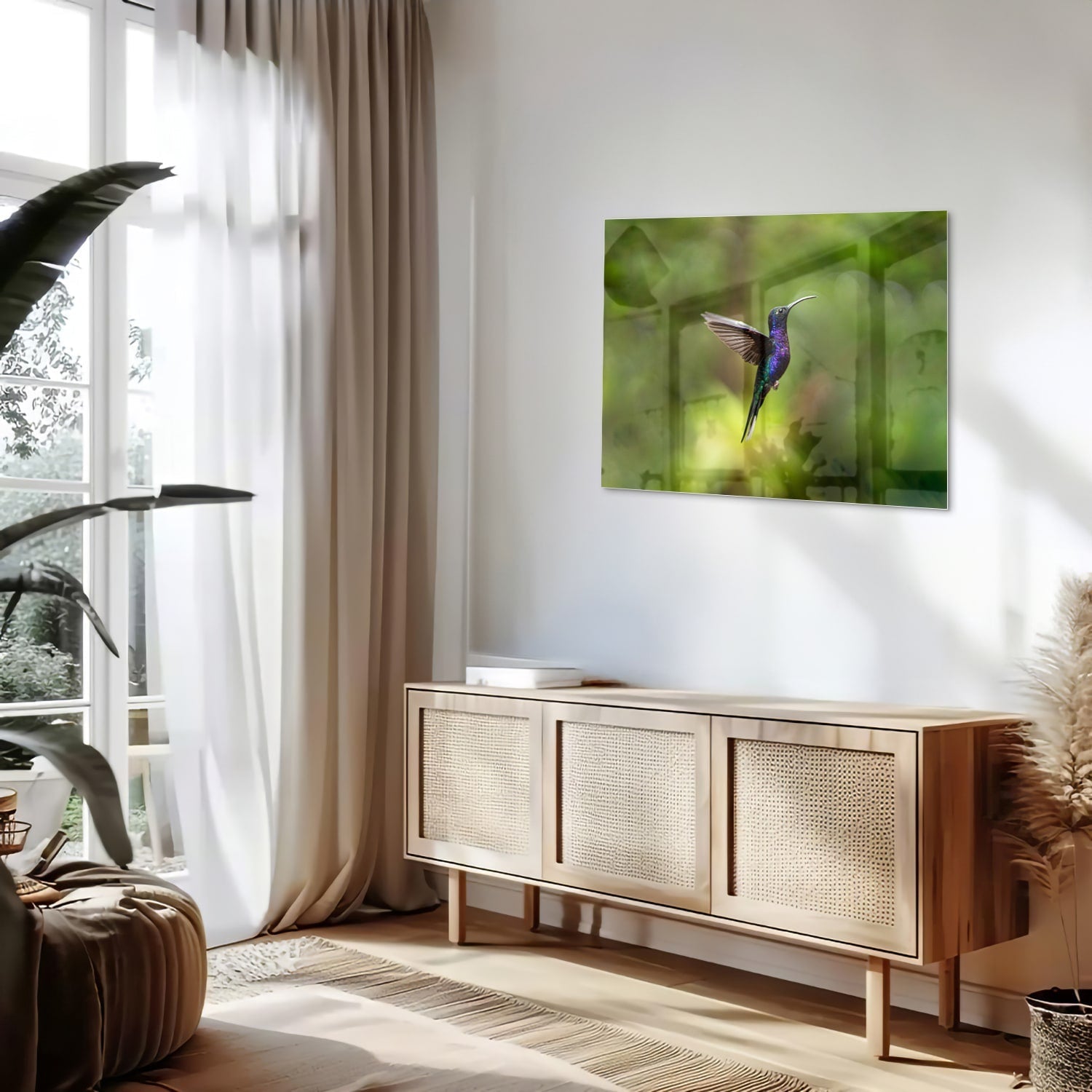 Glasbild mit fliegendem Kolibri inmitten grüner Ruhe