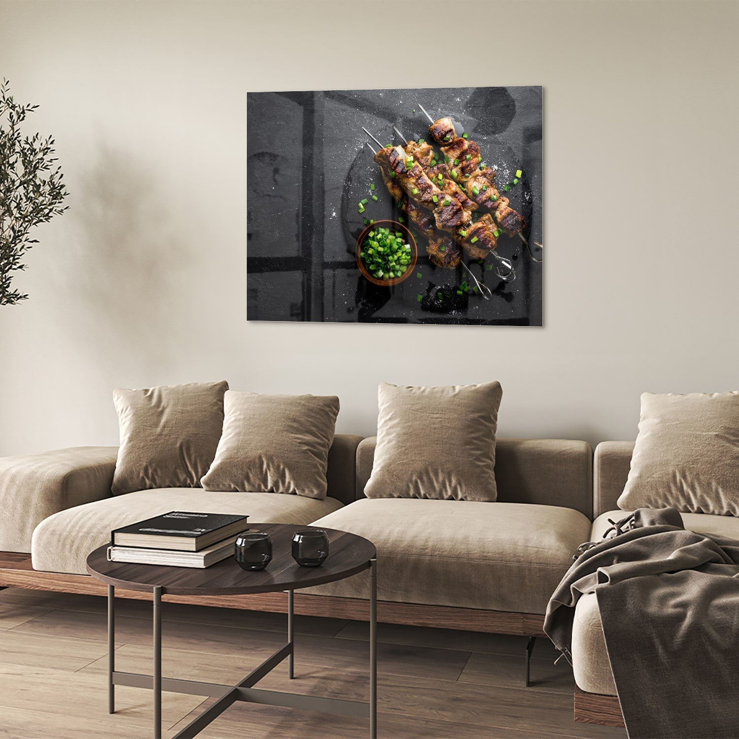 Glasbild mit köstlichen Kebabs auf schwarzem Hintergrund