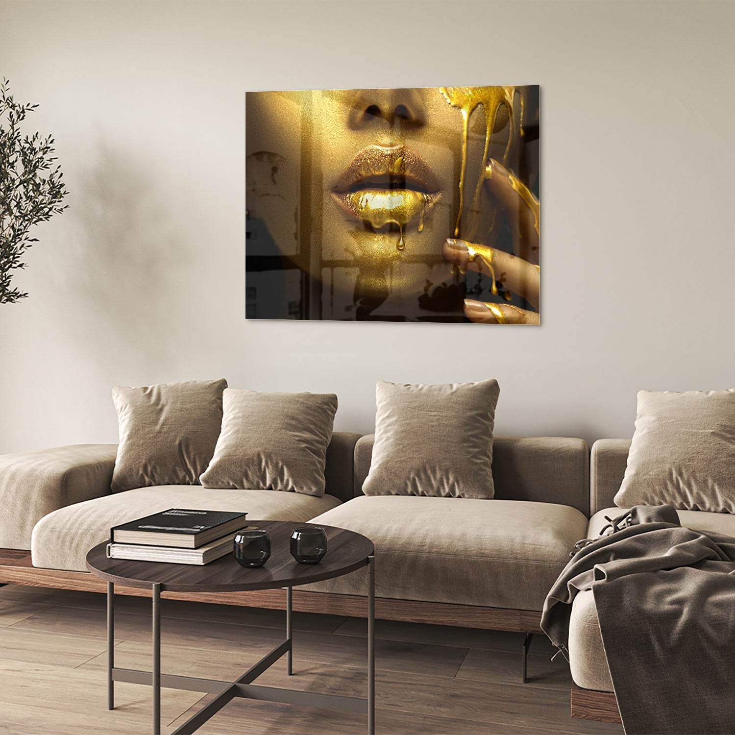 Goldenes Glasbild mit Lippen und Hand