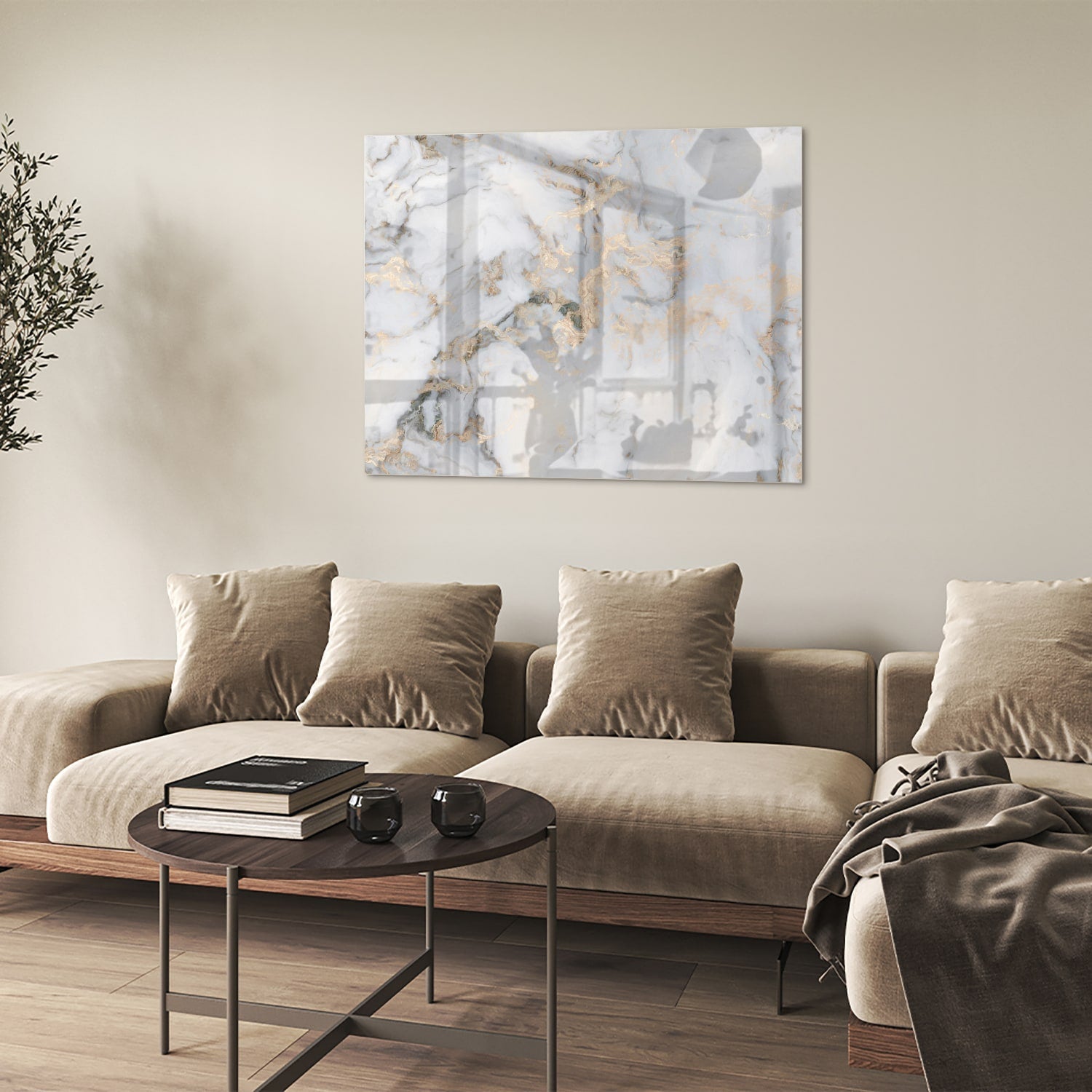 Elegantes Glasbild mit Marmoroptik und goldenen Details