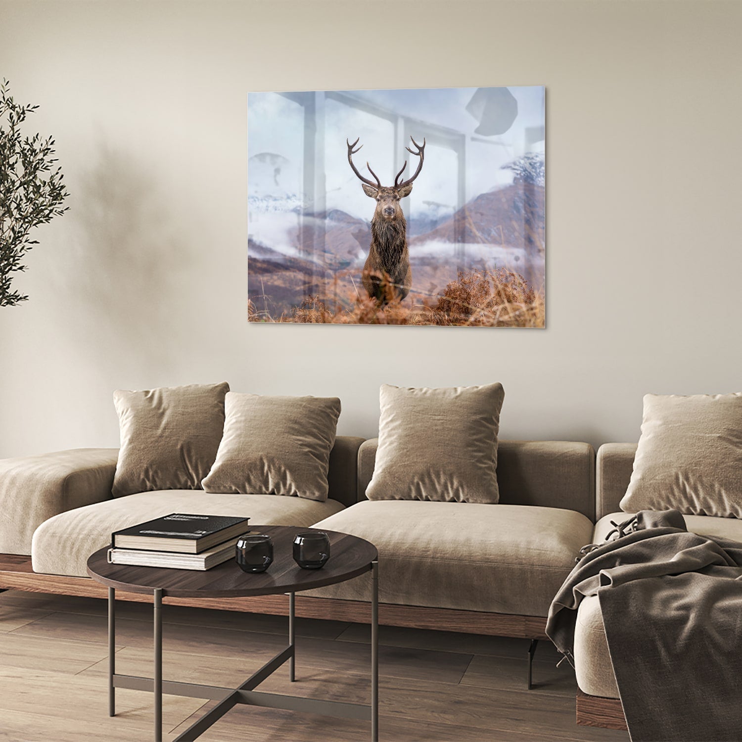 Glasbild mit majestätischem Hirsch in einer ruhigen Berglandschaft