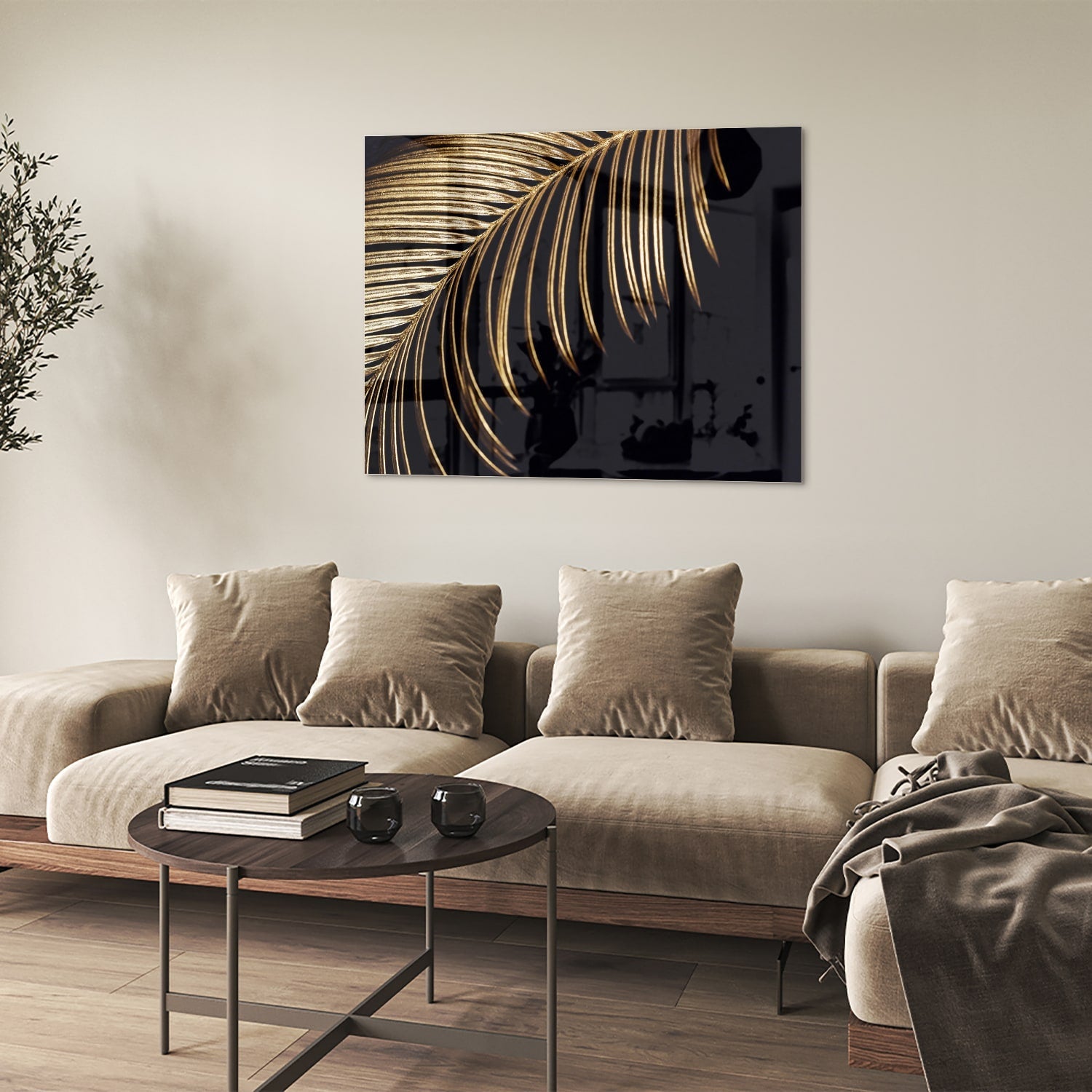 Goldfarbenes Glasbild mit Palmblatt auf schwarzem Hintergrund