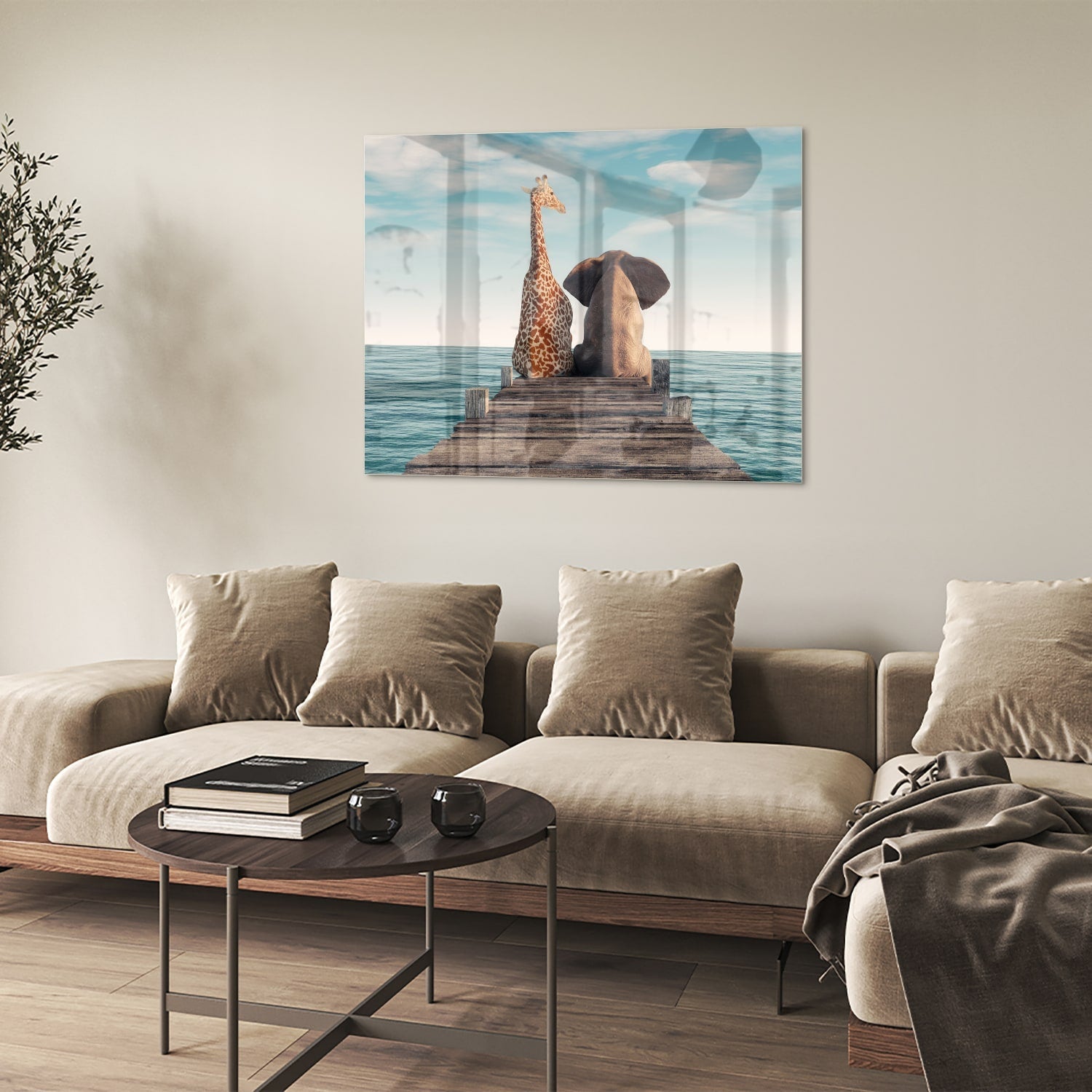Glasbild mit verspielter Giraffe und Elefant auf einem Holzsteg