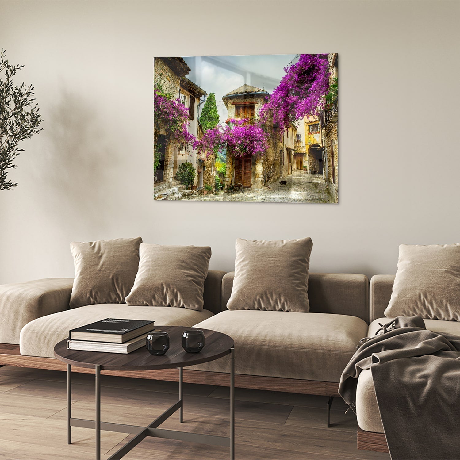 Glasbild mit stimmungsvoller Straßenansicht und violetten Blüten