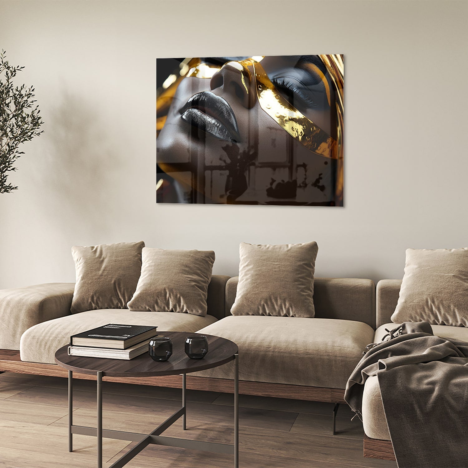 Goldenes und schwarzes Glasbild mit weiblichem Gesicht