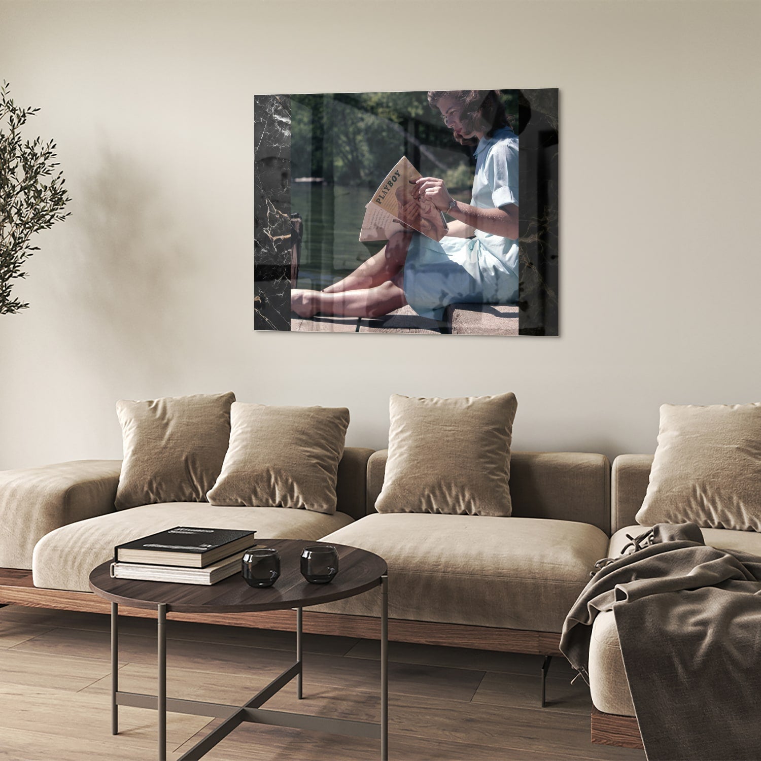 Ruhiges Glasbild mit Lesemoment am Wasser