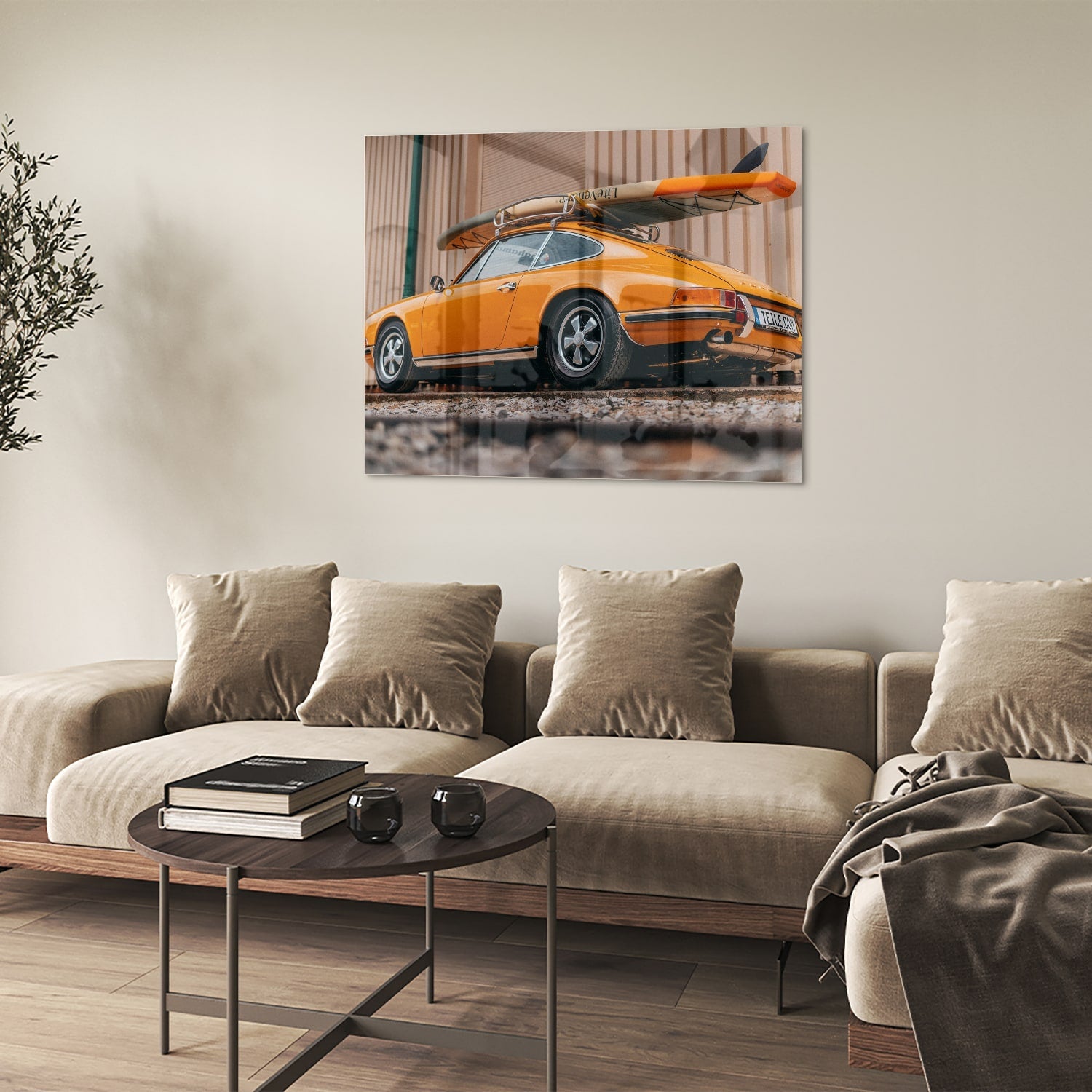 Leuchtendes Glasbild mit orangefarbenem Auto und Surfbrett