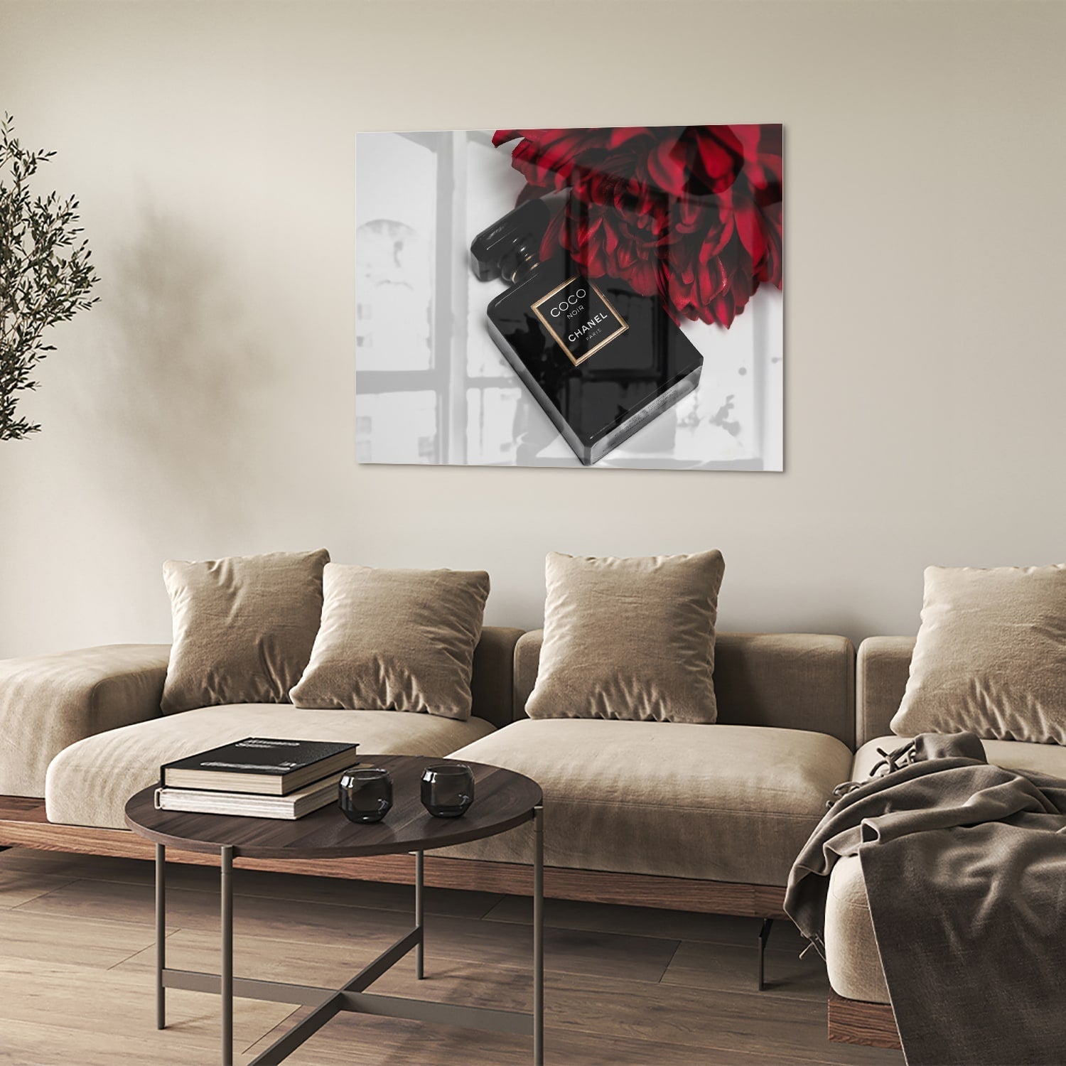 Elegantes Glasbild mit Parfüm und roten Blumen