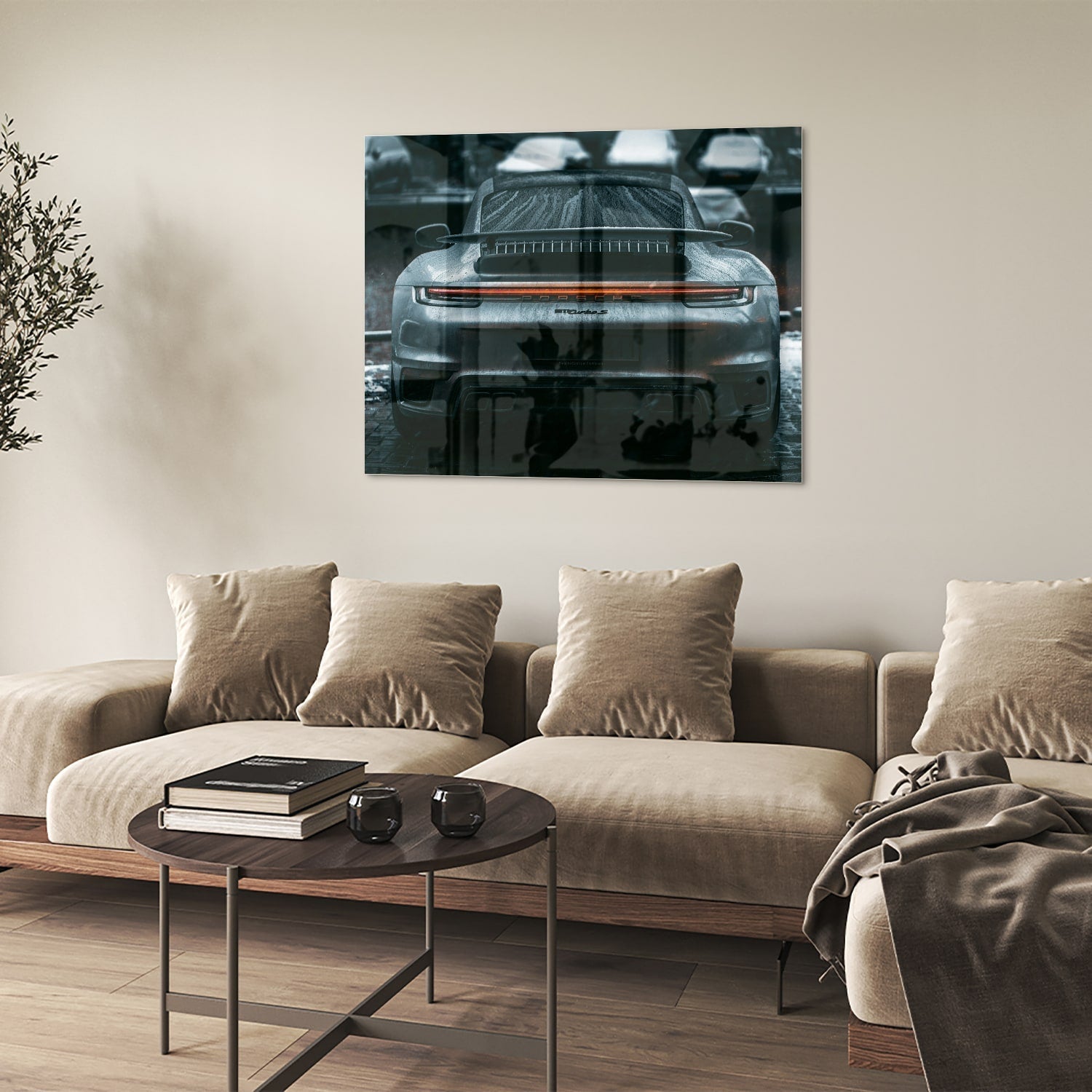 Glazen schilderij van een sportwagen aan de muur in een lichte woonkamer.