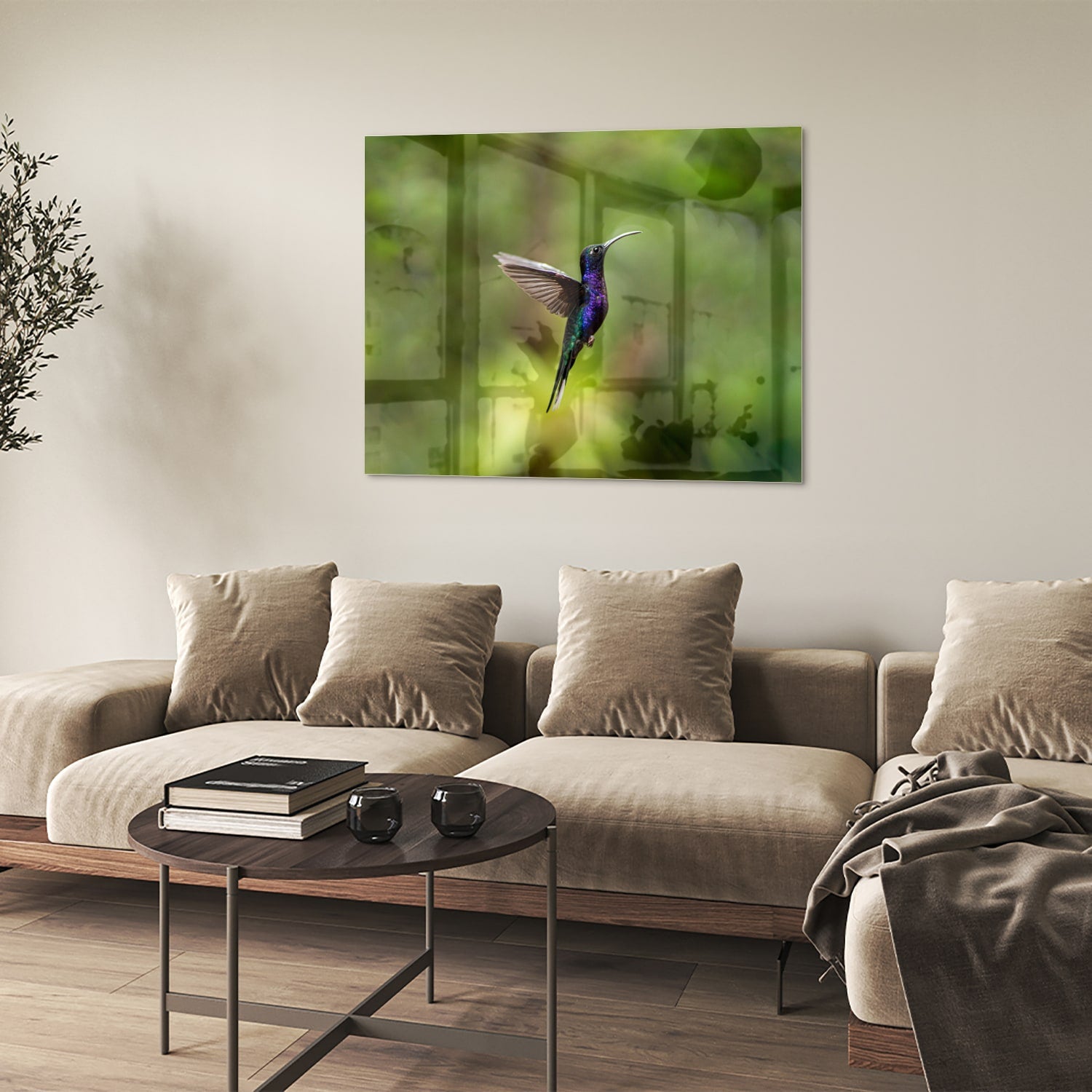 Glasbild mit fliegendem Kolibri inmitten grüner Ruhe