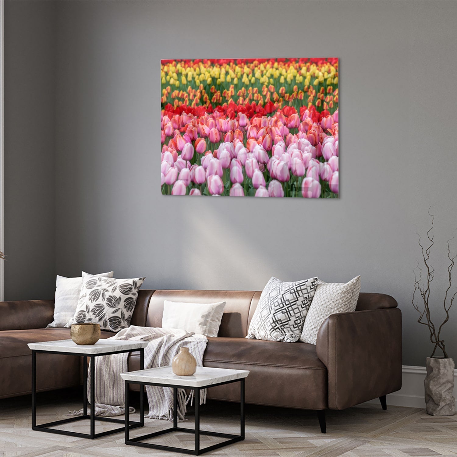 Glasbild mit farbenfrohen Tulpen in einem blühenden Garten