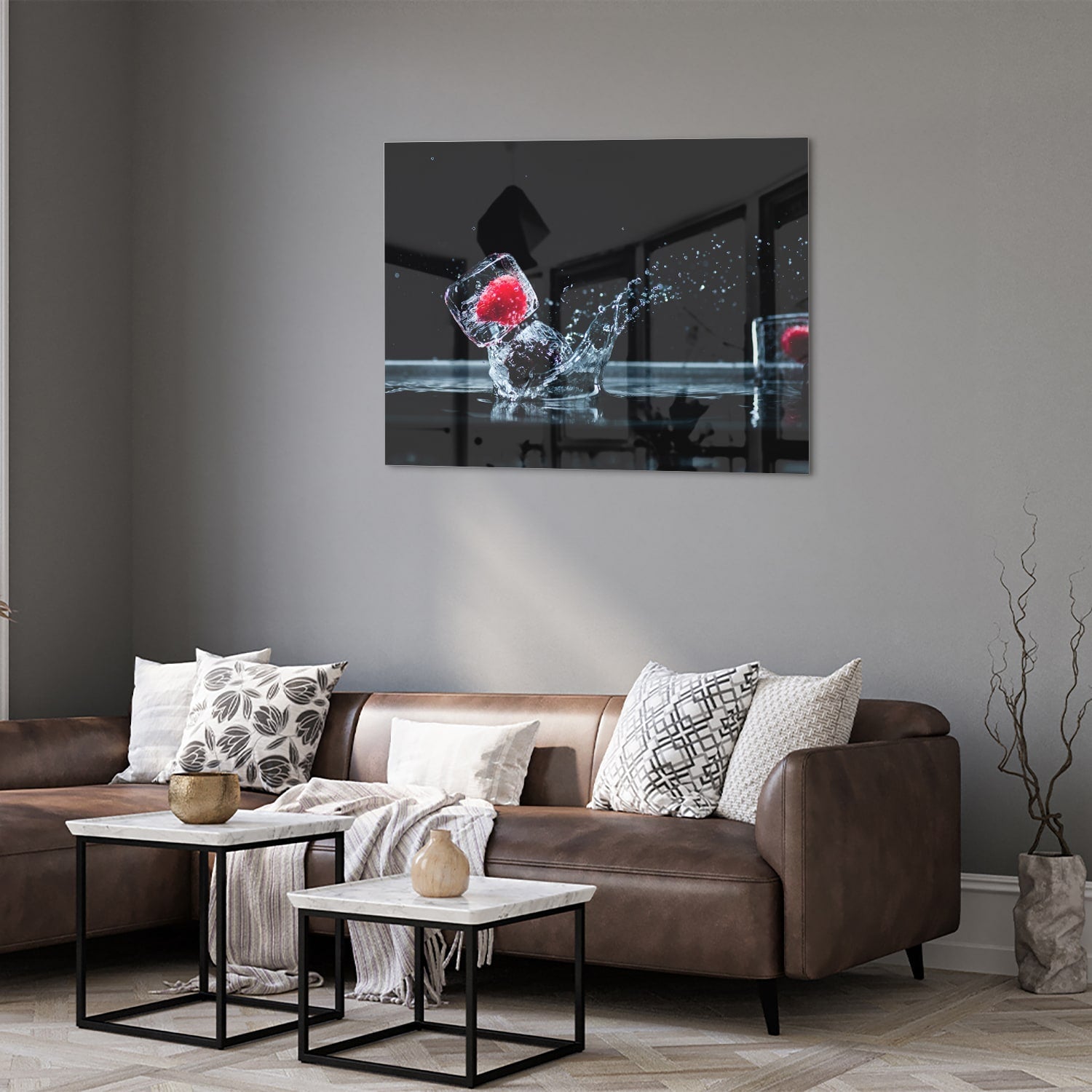 Erfrischendes Glasbild mit Erdbeerspritzern