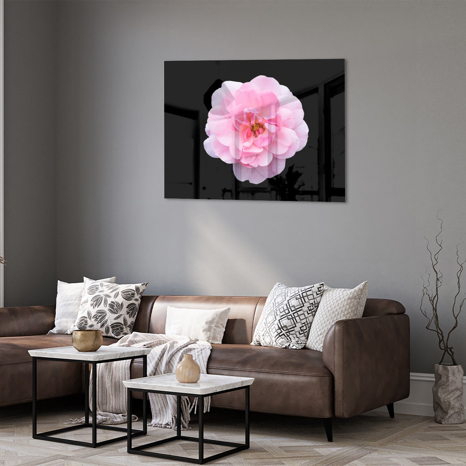 Elegantes Glasbild mit rosa Blume auf schwarzem Hintergrund