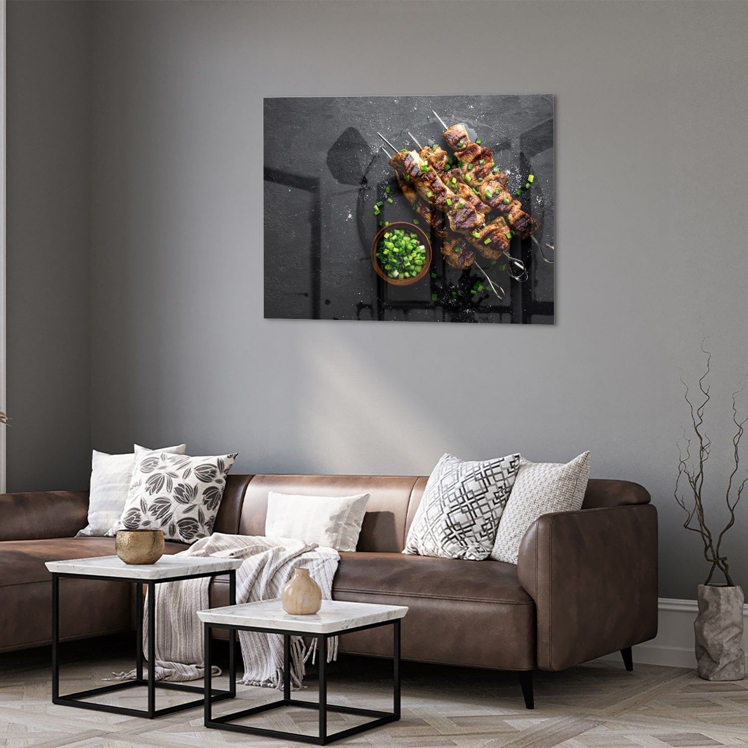 Glasbild mit köstlichen Kebabs auf schwarzem Hintergrund