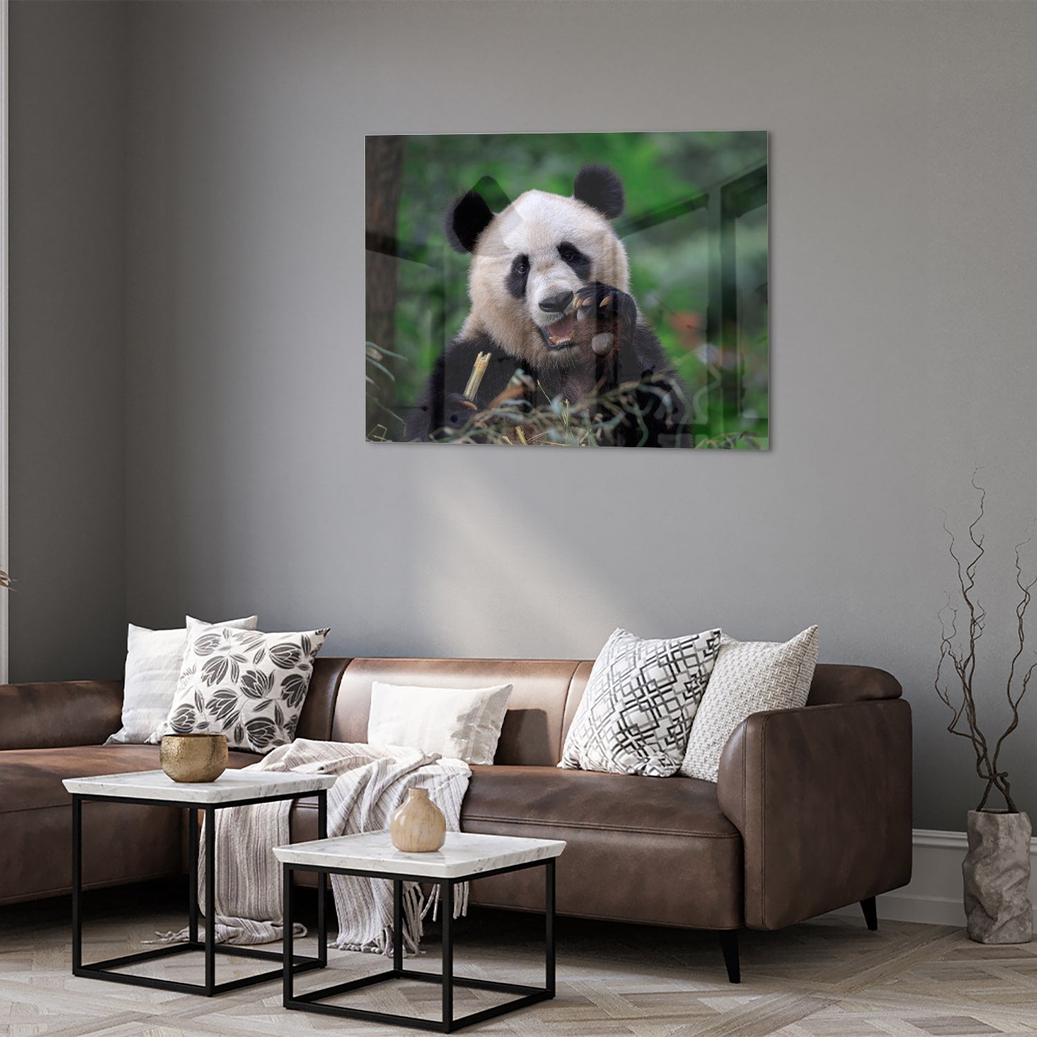 Glasbild mit einem niedlichen Panda in grüner Landschaft