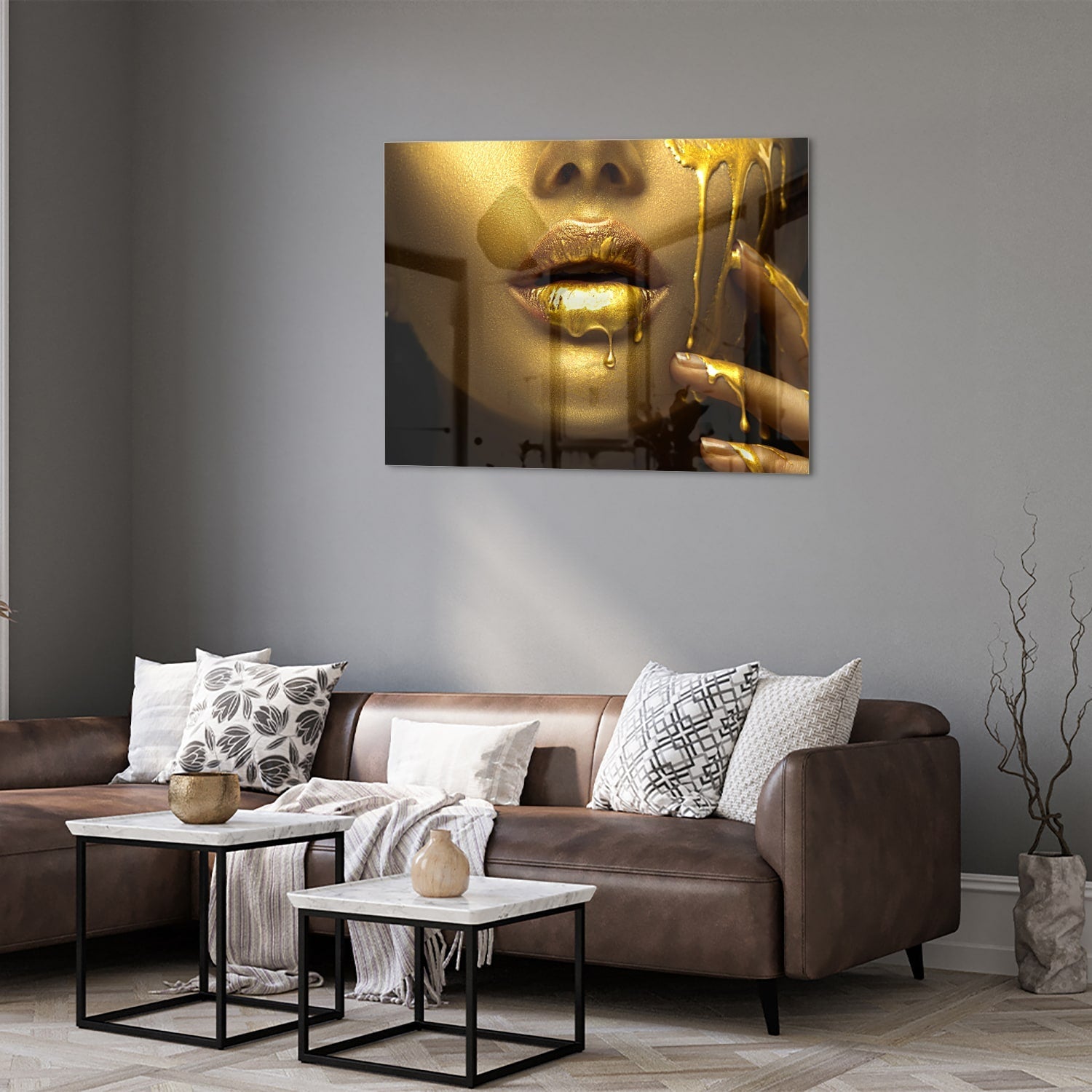 Goldenes Glasbild mit Lippen und Hand