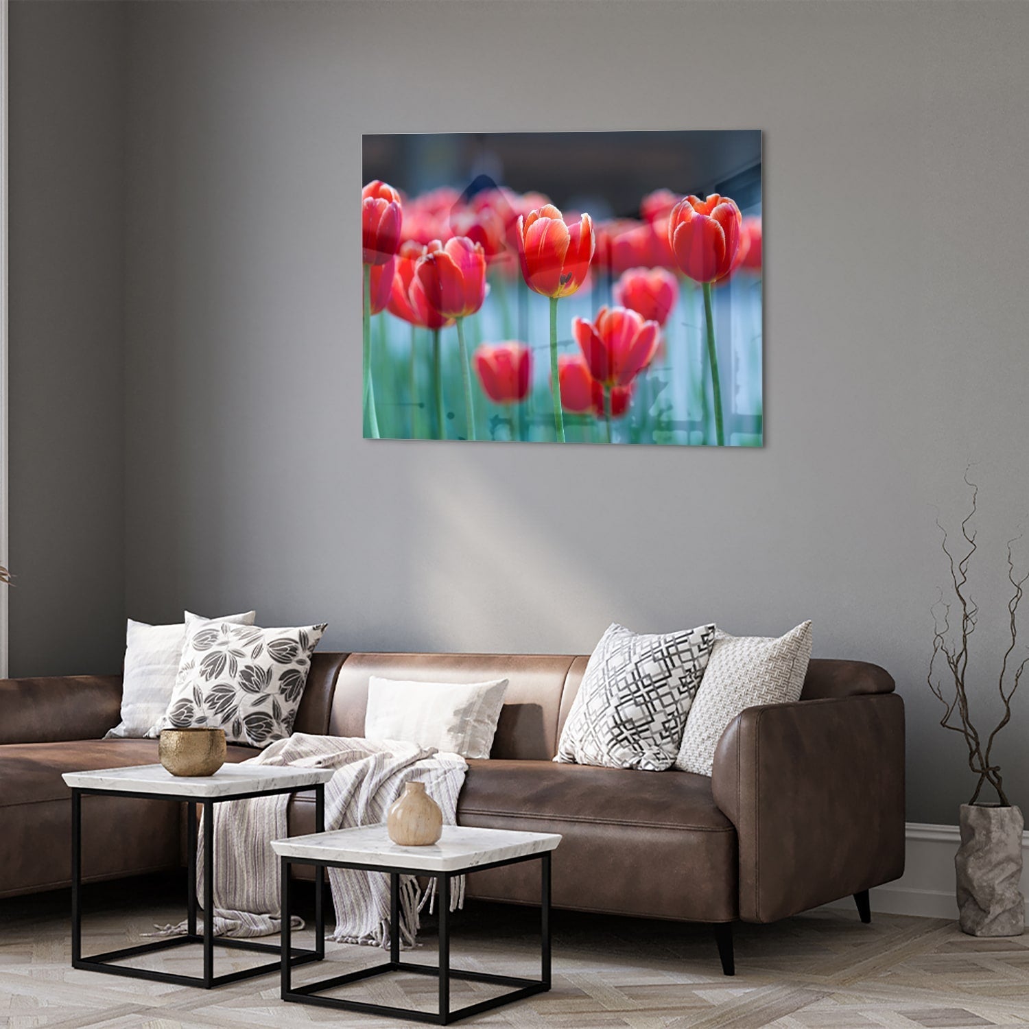 Lebendige rote Tulpen in Glasbild als moderne Glas-Wanddekoration aus 4 mm Sicherheitsglas