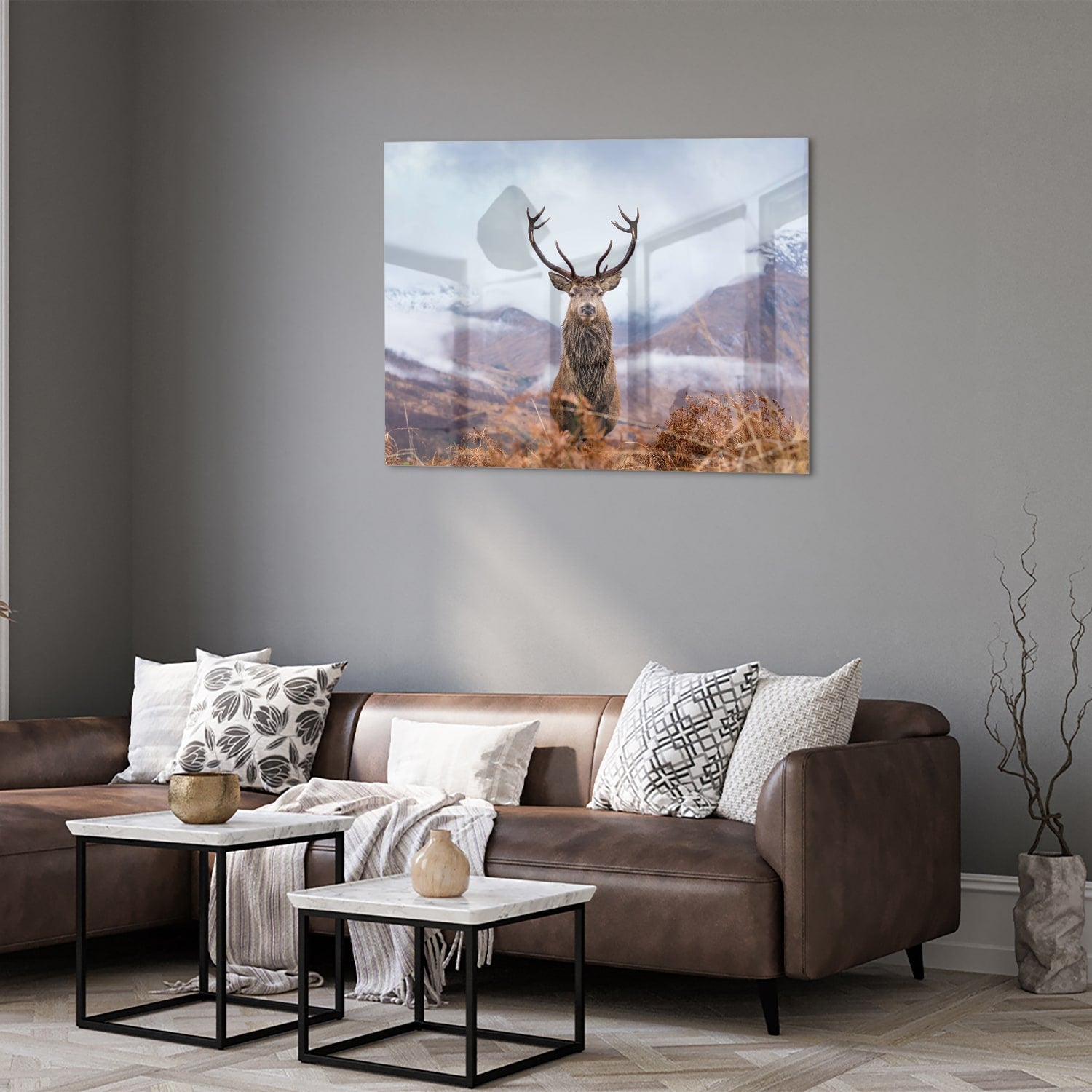 Glasbild mit majestätischem Hirsch in einer ruhigen Berglandschaft
