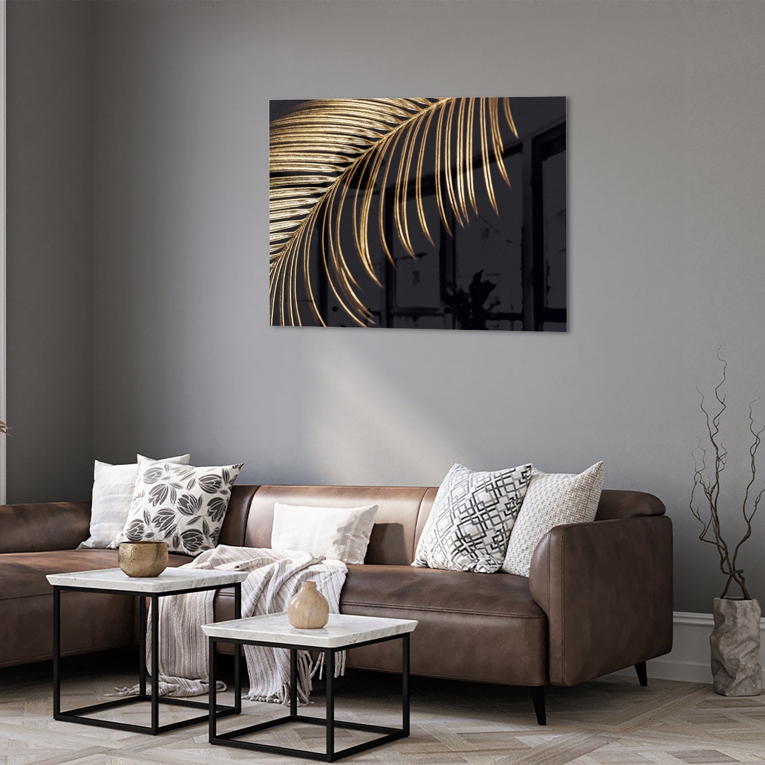 Goldfarbenes Glasbild mit Palmblatt auf schwarzem Hintergrund
