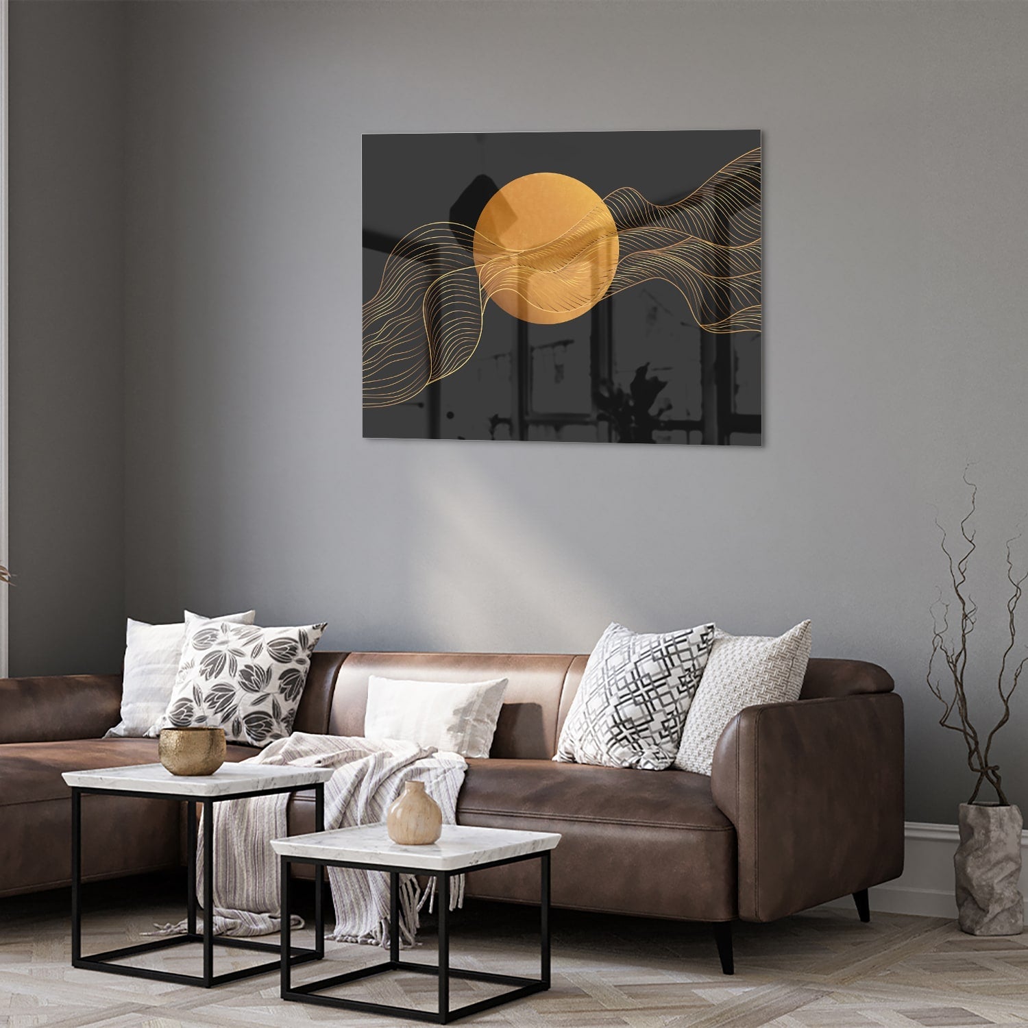 Abstraktes Glasbild mit goldener Sonne und schwarzem Design