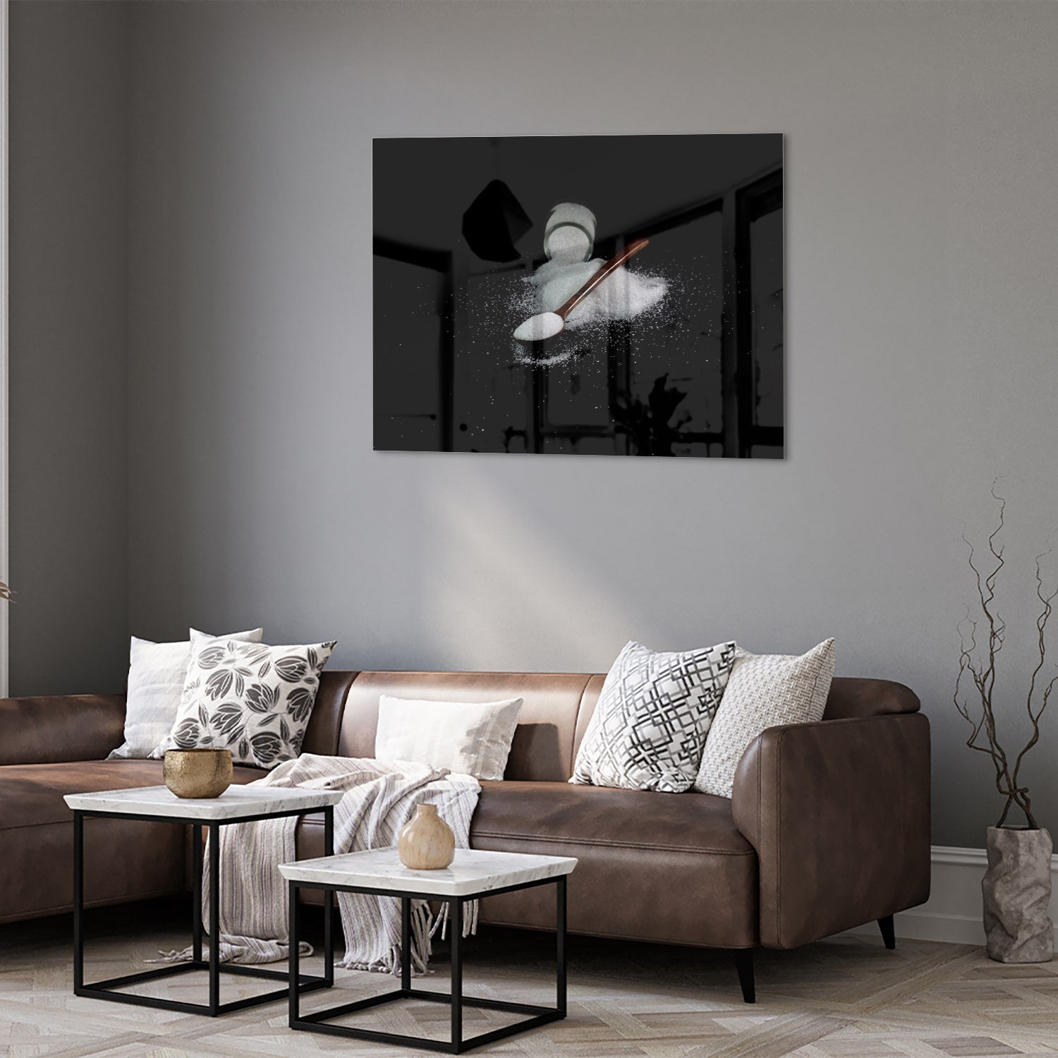 Glasbild mit Salz und Löffel auf schwarzem Hintergrund