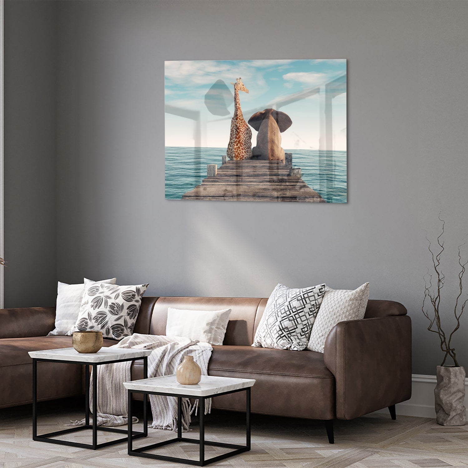 Glasbild mit verspielter Giraffe und Elefant auf einem Holzsteg