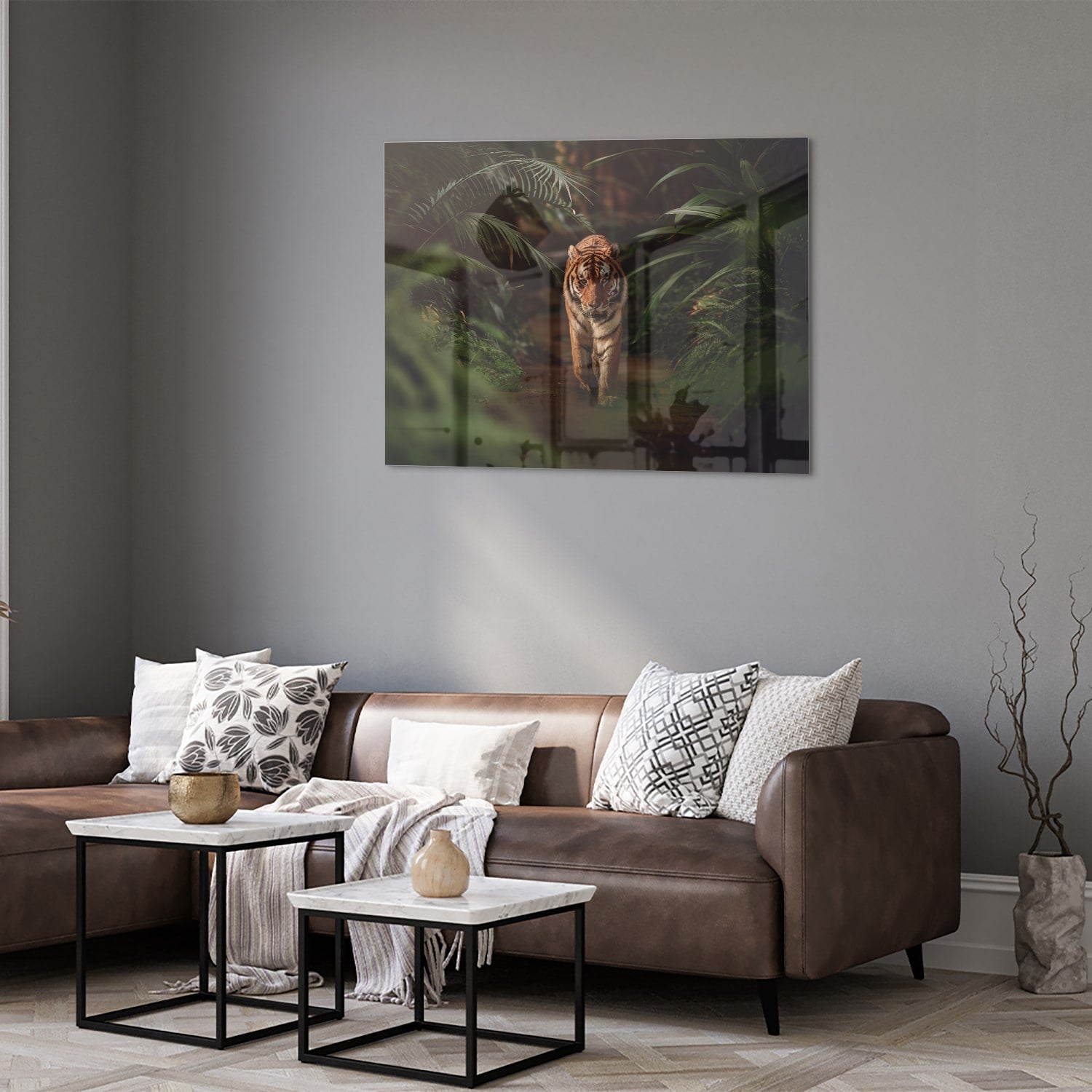 Elegantes Glasbild mit Tiger zwischen Blättern