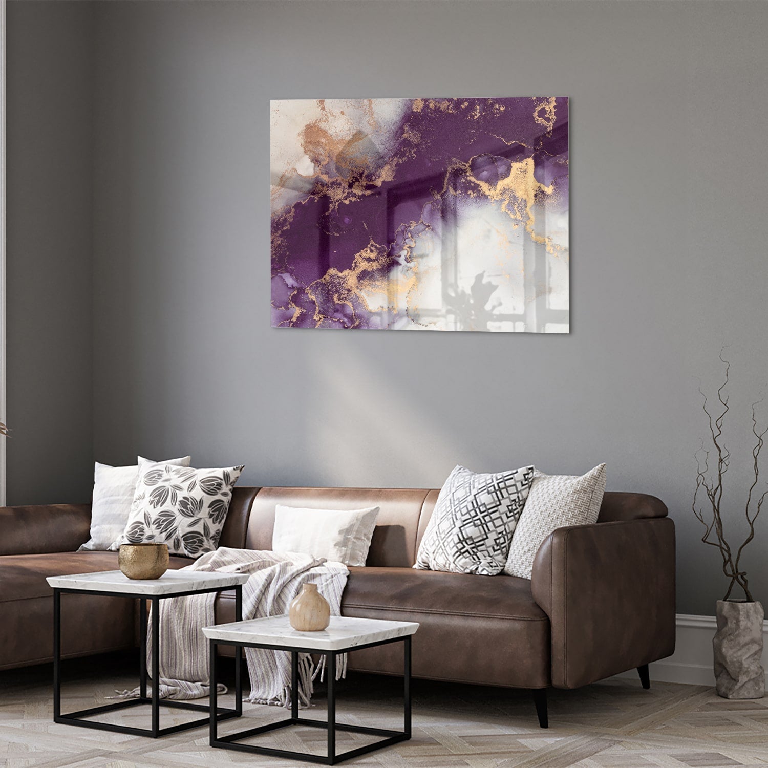 Violettes Glasbild mit goldenen Akzenten
