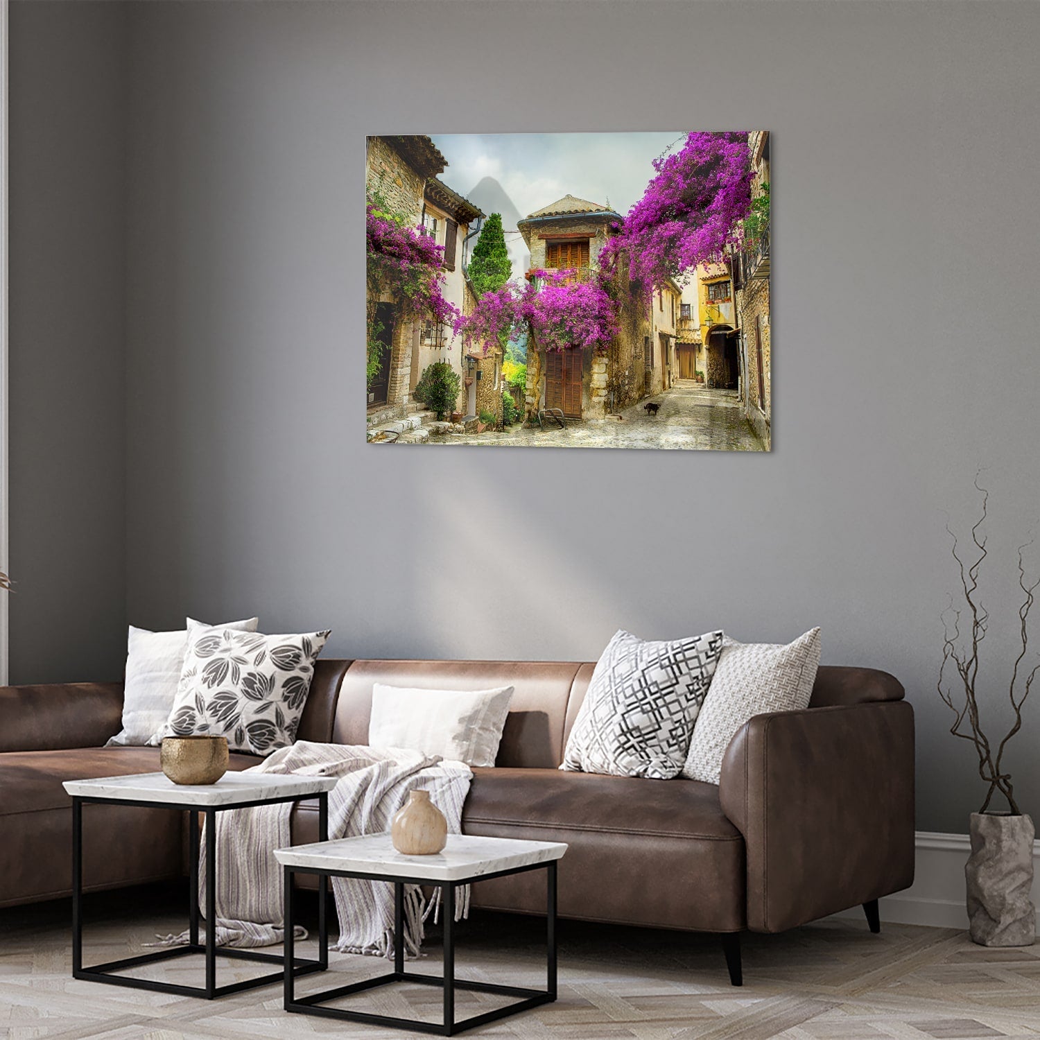 Glasbild mit stimmungsvoller Straßenansicht und violetten Blüten