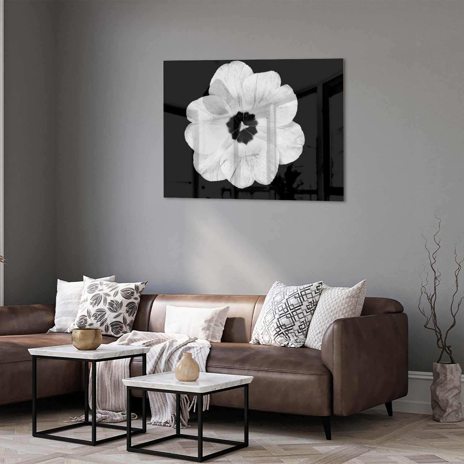Glasbild mit einer weißen Blume auf schwarzem Hintergrund