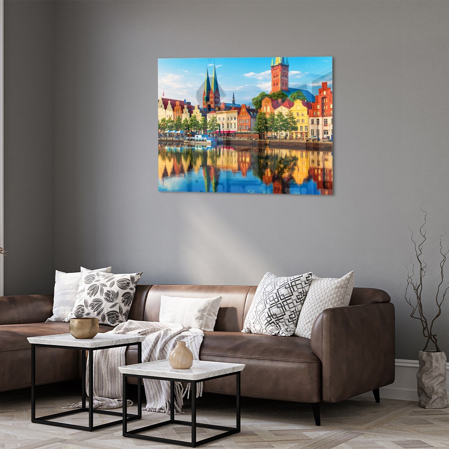 Farbenfrohes Glasbild mit einer Stadtlandschaft