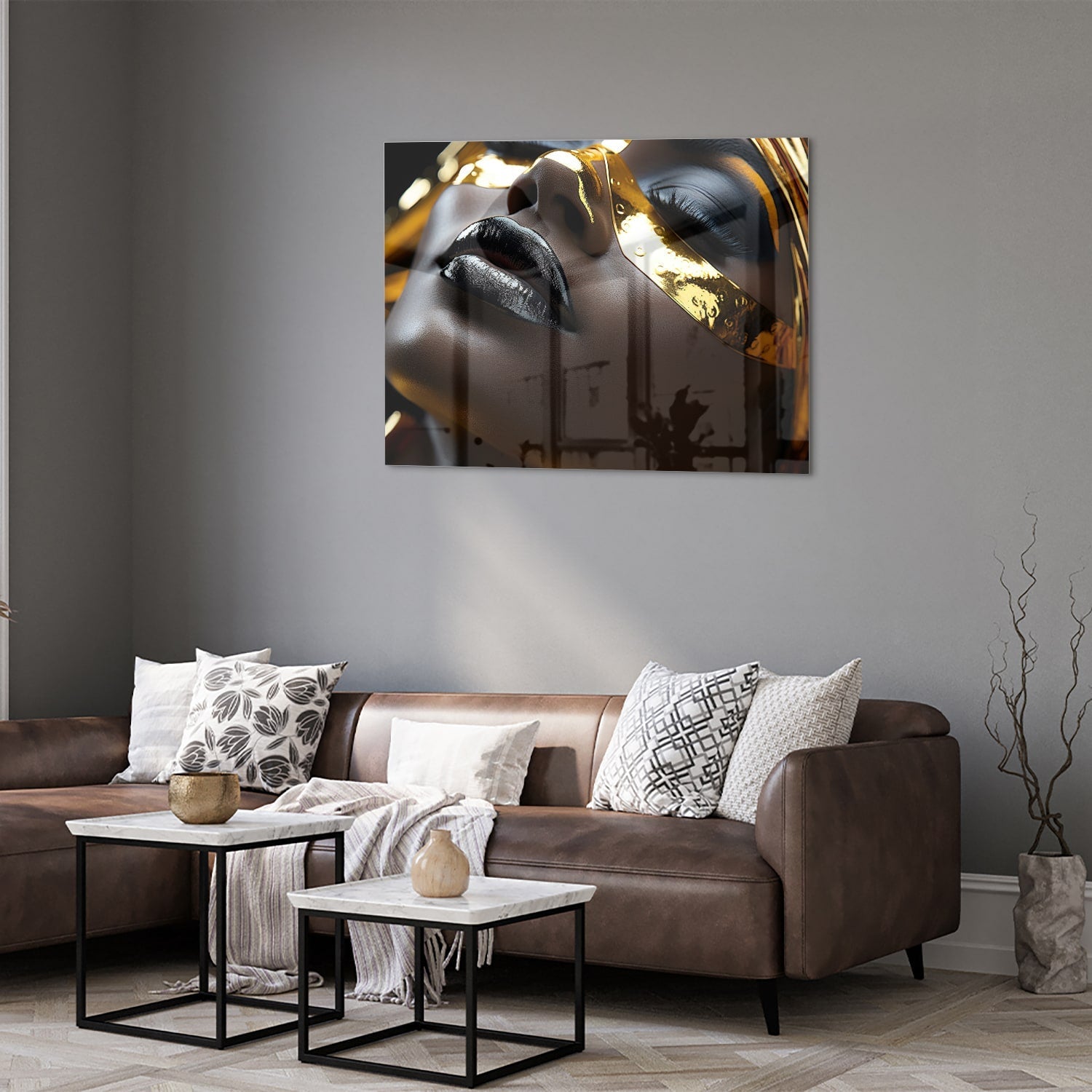 Goldenes und schwarzes Glasbild mit weiblichem Gesicht