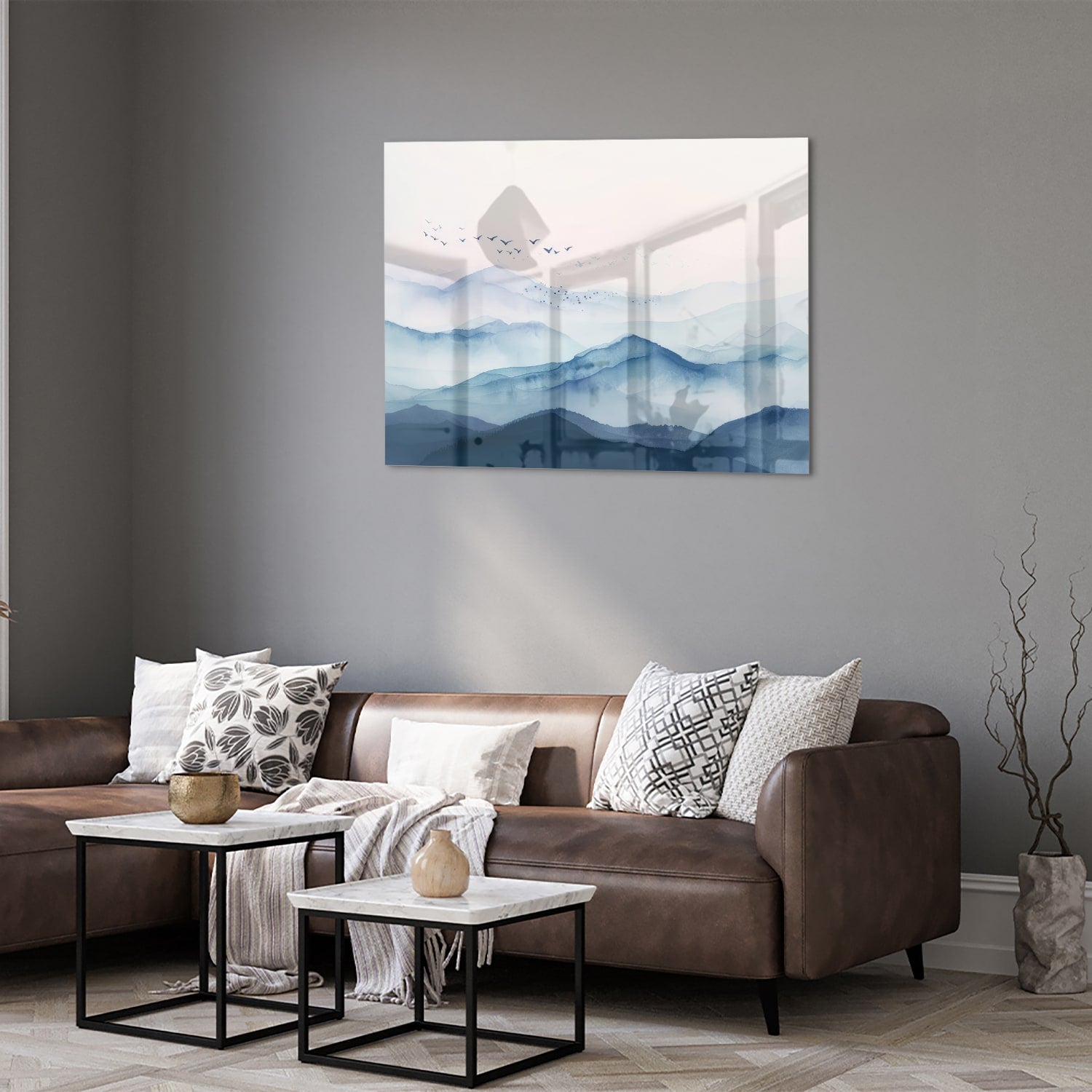 Ruhiges Glasbild mit blauen Bergen