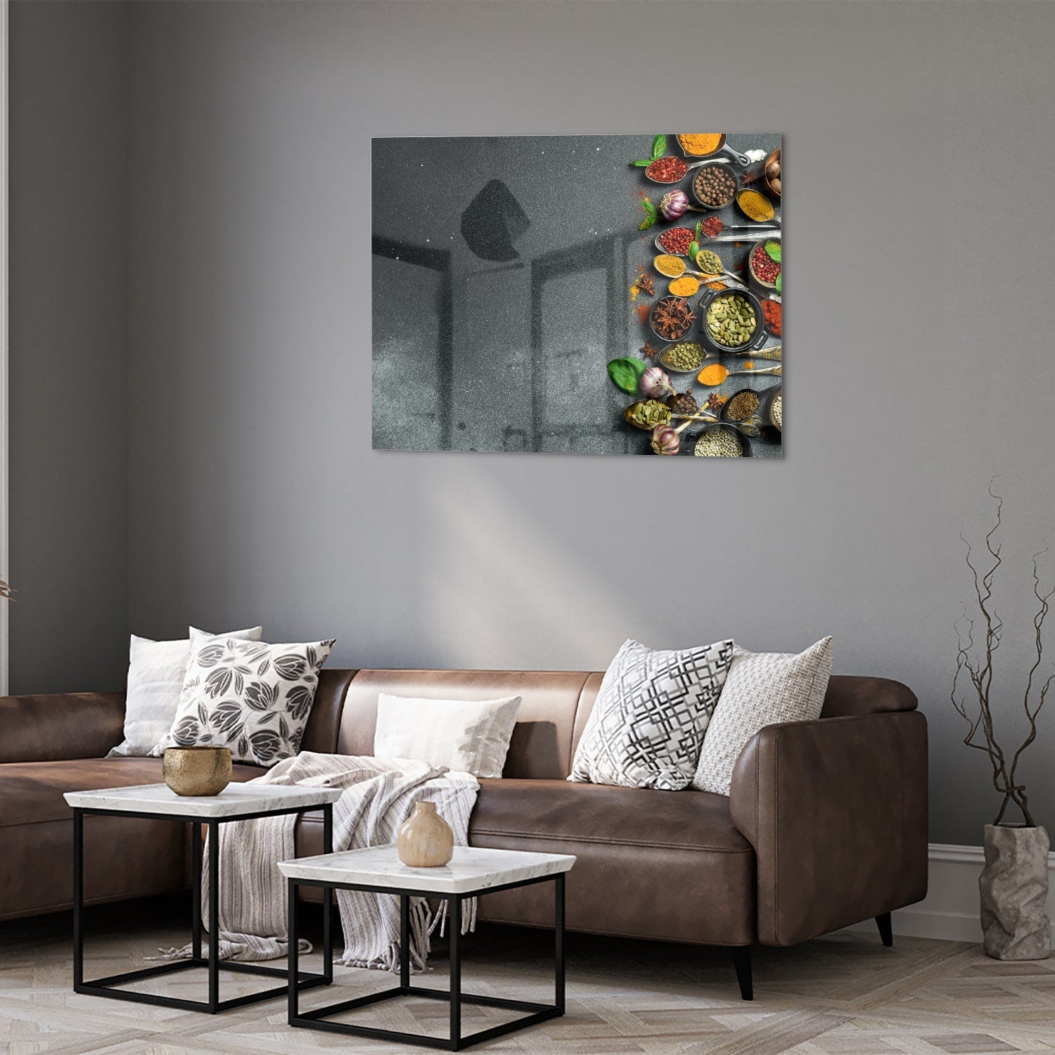 Farbenfrohes Glasbild mit Kräutern und Gewürzen