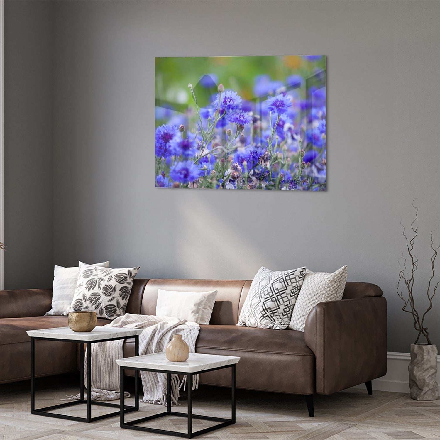 Glasbild mit violetten Blumen in ruhiger Szenerie