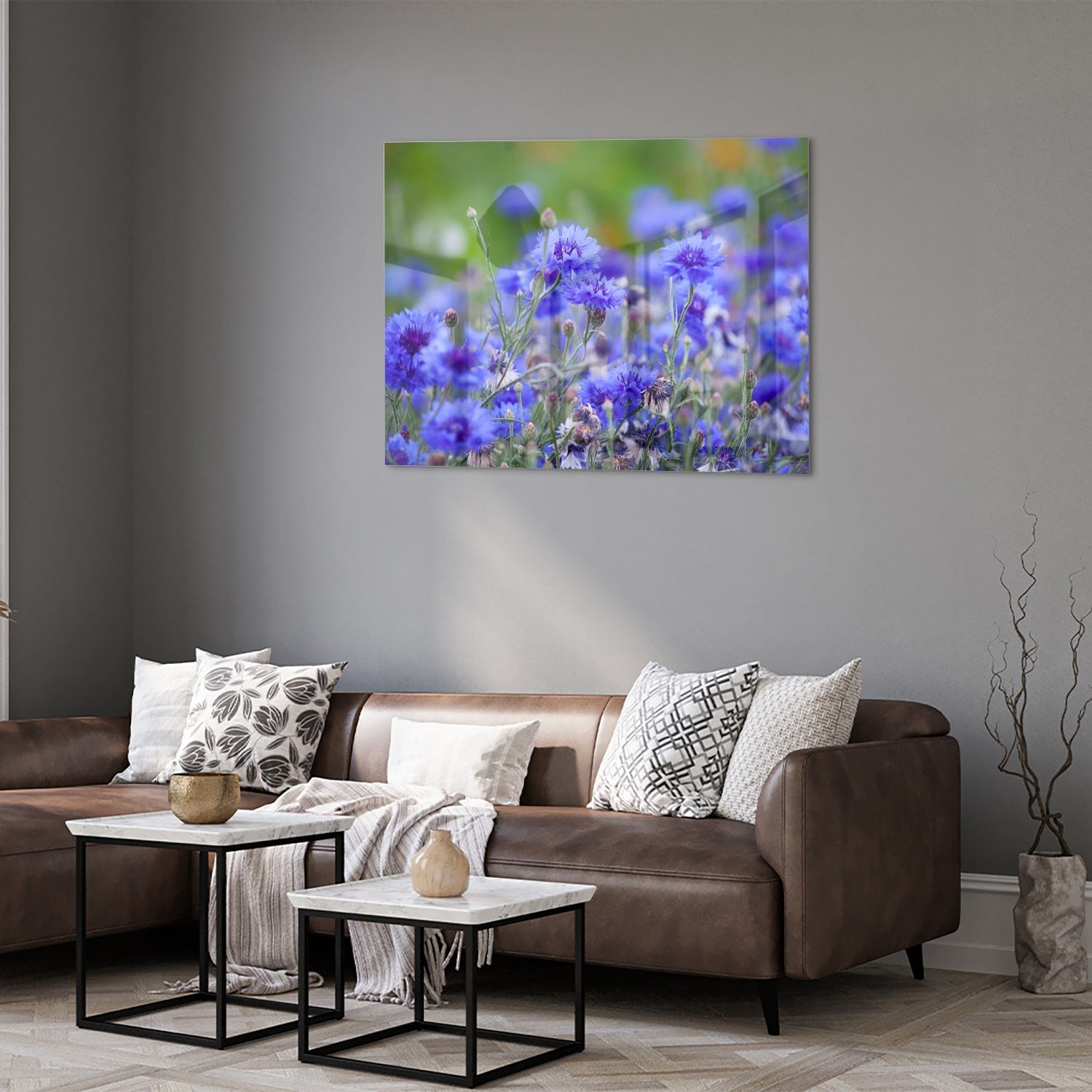 Glazen schilderij met paarse bloemen aan de muur in een lichte woonkamer.