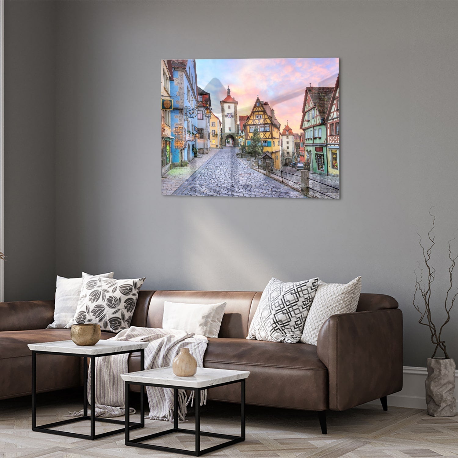 Glasbild mit malerischer Straße und historischen Gebäuden