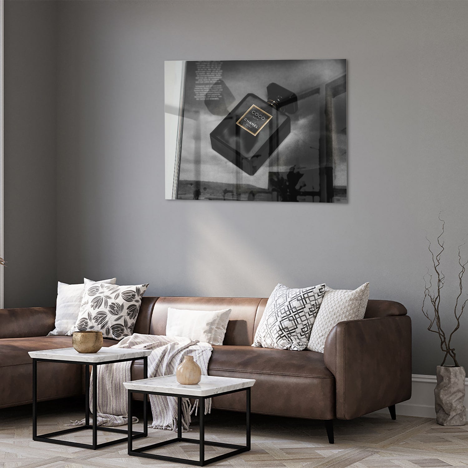 Glasbild mit Parfümflakon in einem stilvollen Interieur