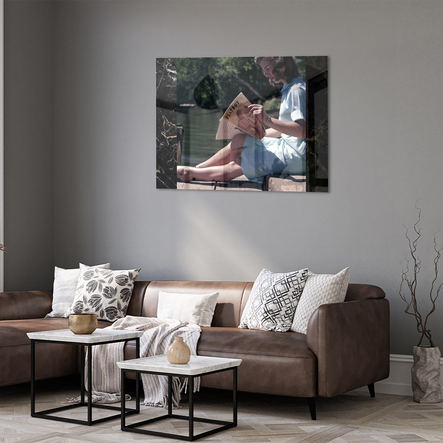 Ruhiges Glasbild mit Lesemoment am Wasser
