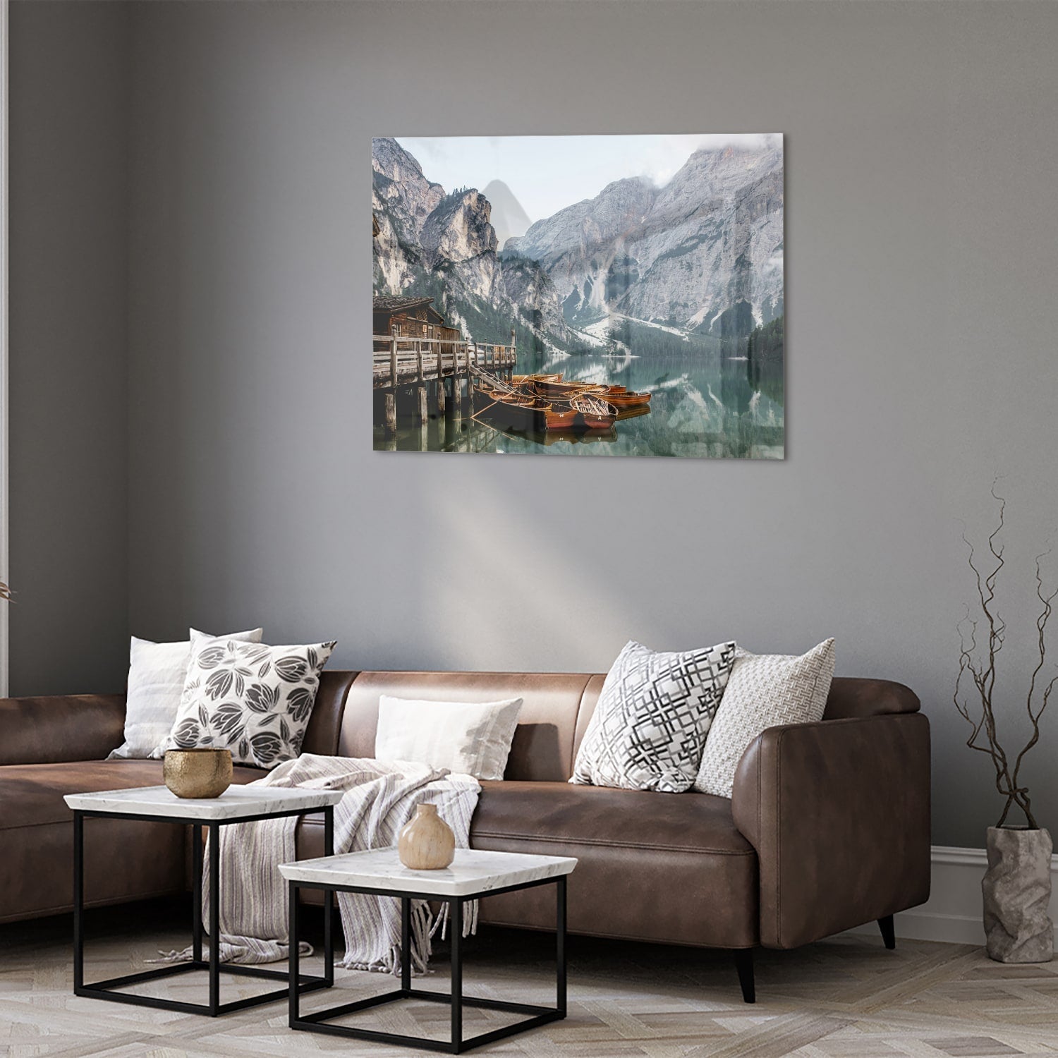 Rustikales Glasbild mit Bergen und Booten