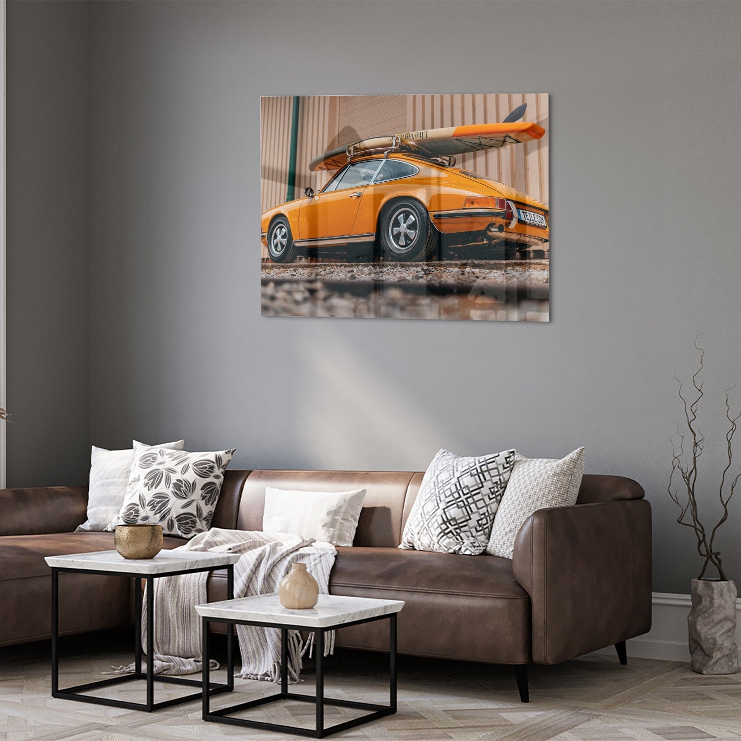 Leuchtendes Glasbild mit orangefarbenem Auto und Surfbrett