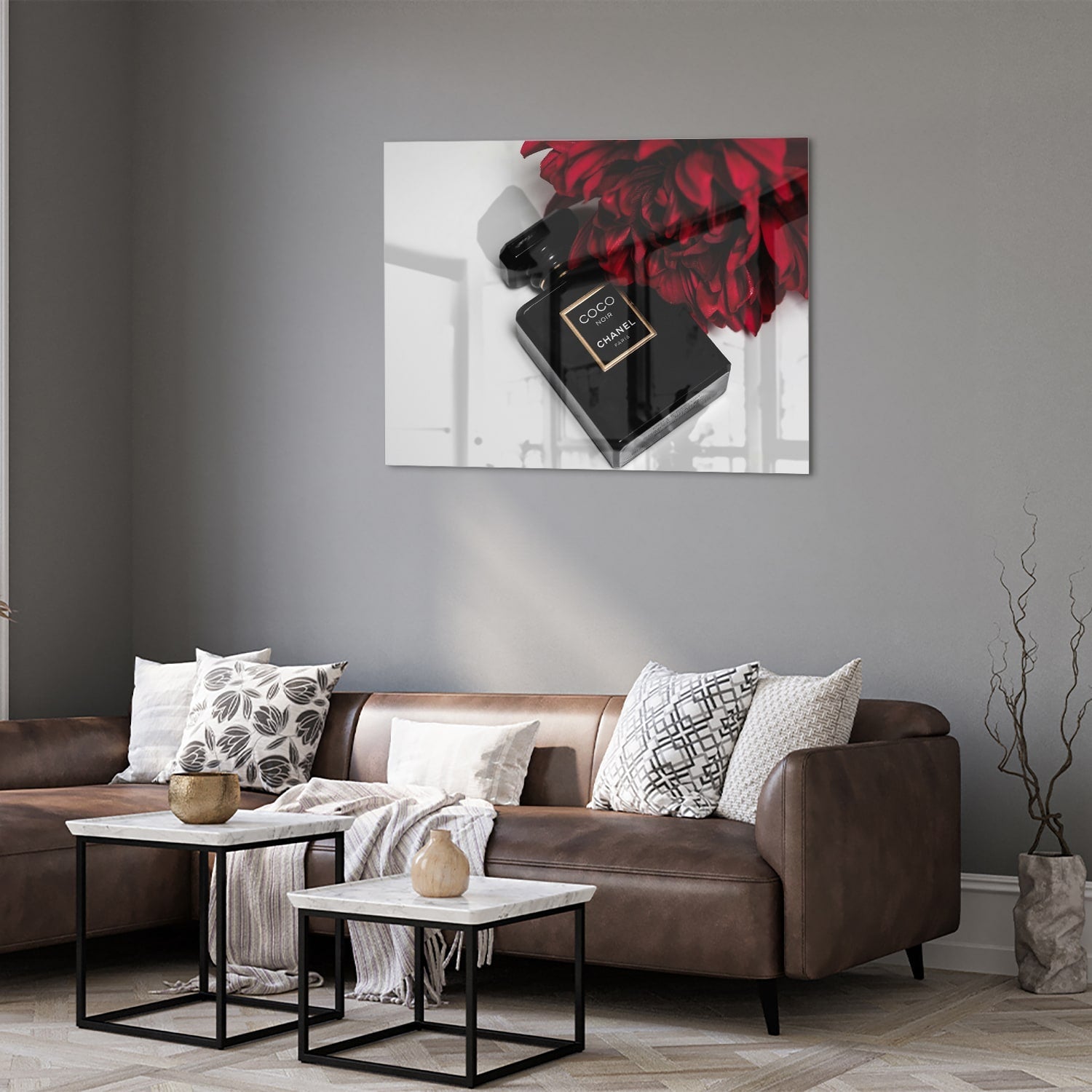 Elegantes Glasbild mit Parfüm und roten Blumen