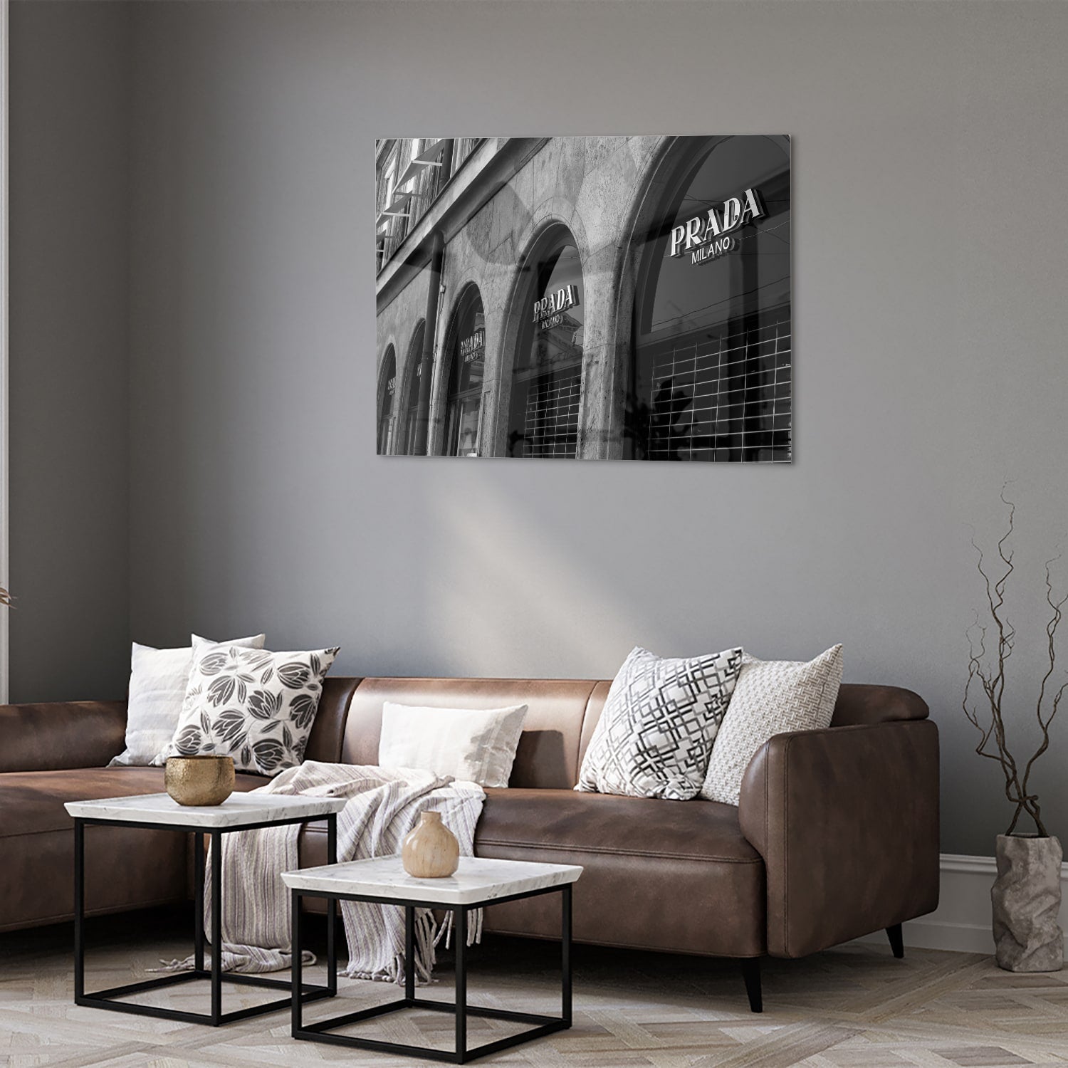 Elegantes Glasbild mit Prada-Schaufenster