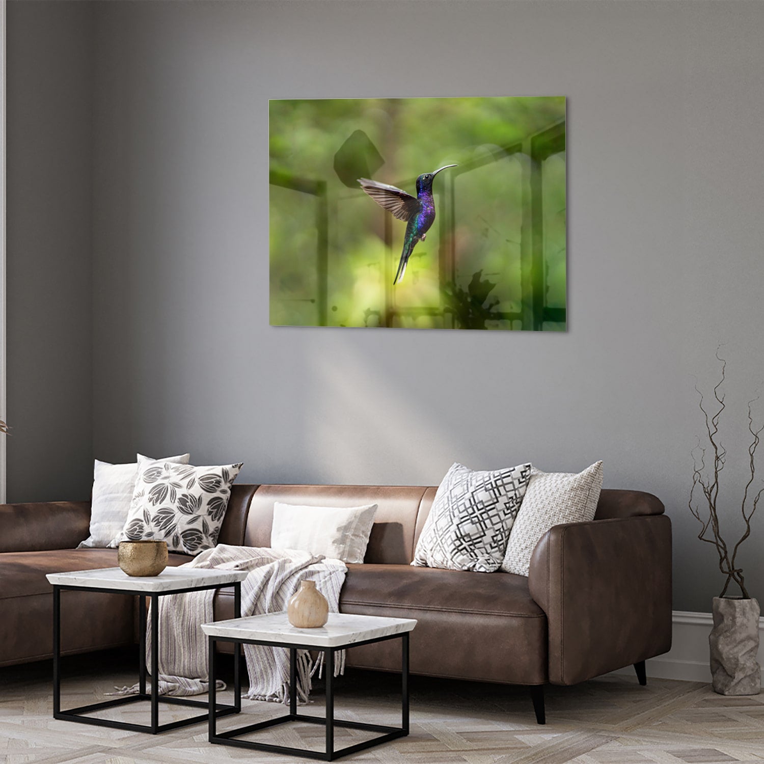 Glasbild mit fliegendem Kolibri inmitten grüner Ruhe