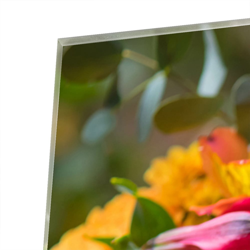 Farbenfrohes Glasbild mit einem Blumenstrauß
