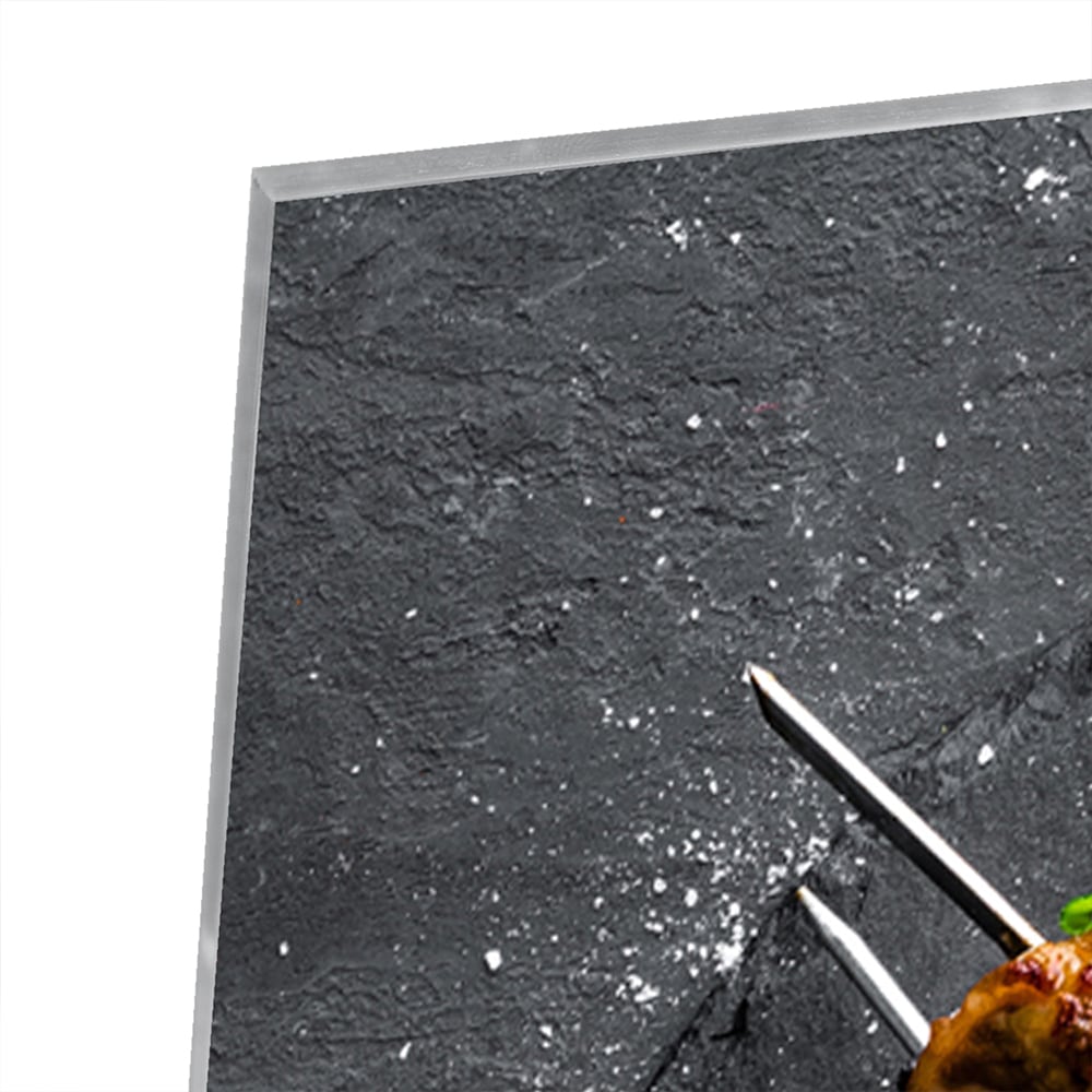 Glasbild mit köstlichen Kebabs auf schwarzem Hintergrund
