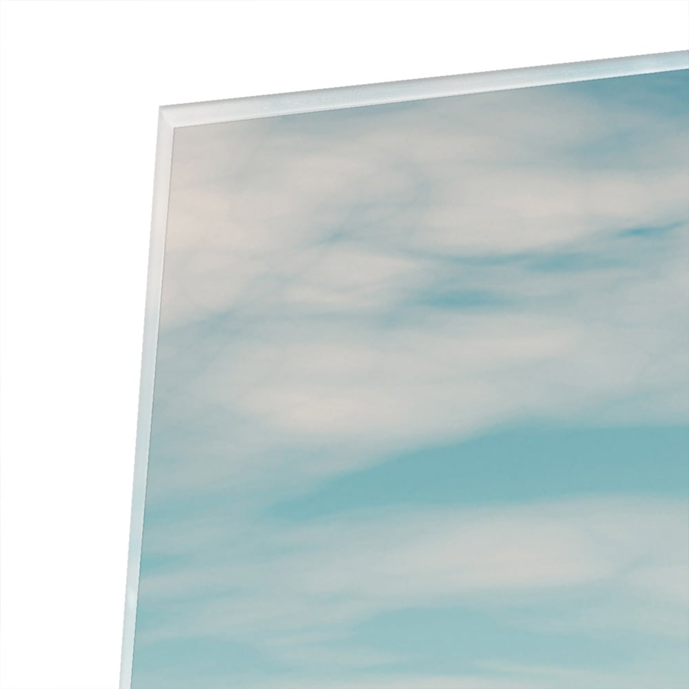 Glasbild mit verspielter Giraffe und Elefant auf einem Holzsteg