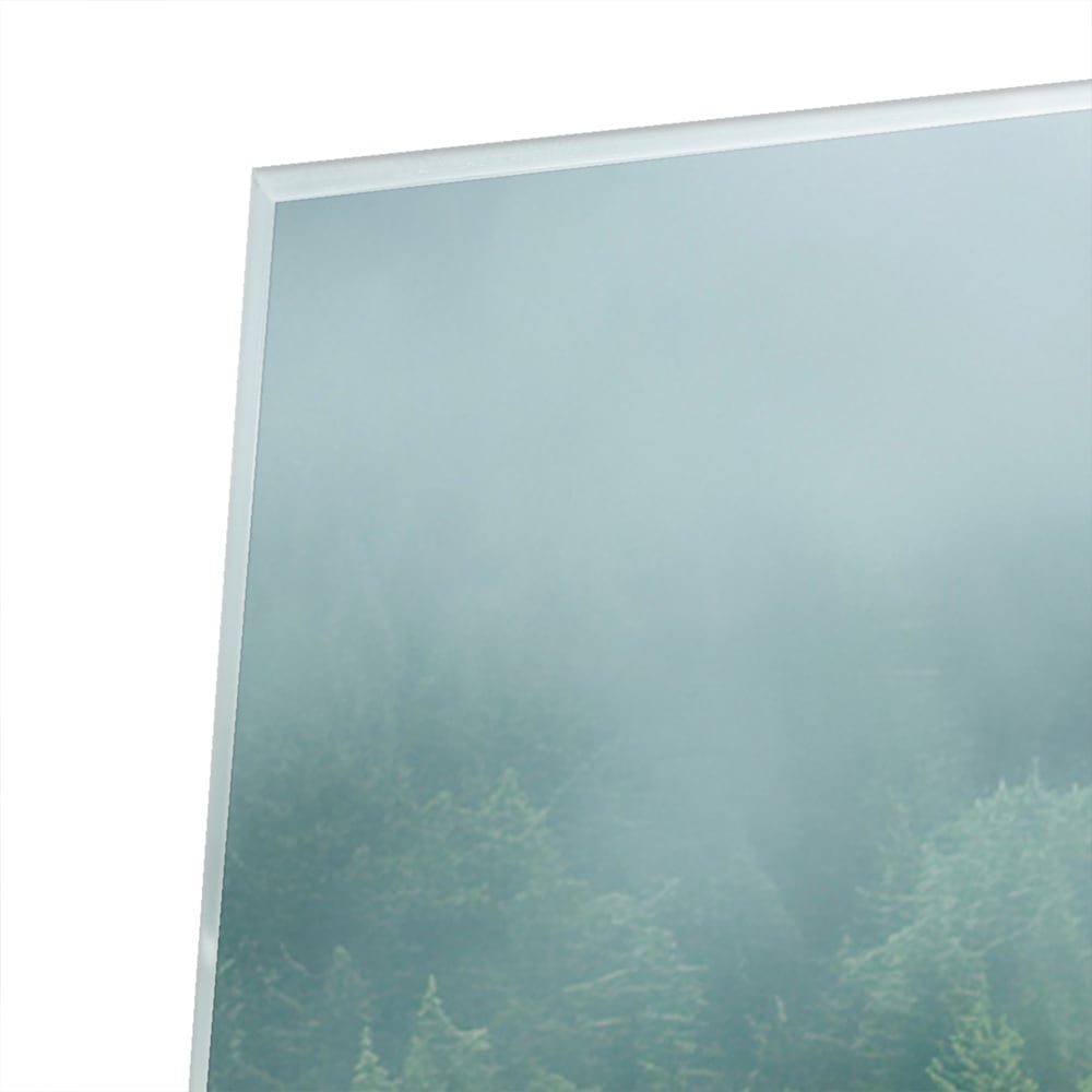 Glasbild mit nebligen Tannenwäldern